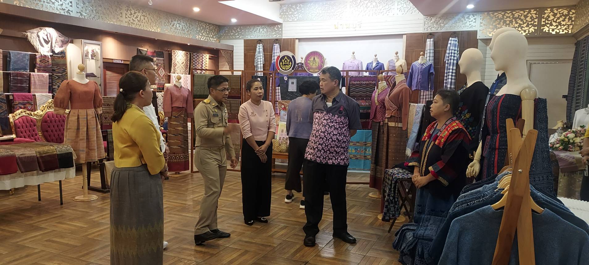 ปลัดกระทรวงมหาดไทย เยี่ยมชมสุดยอดผ้าน่าน ส่งเสริมและอนุรักษ์ผ้าไทยโบราณ ผ้าพื้นถิ่นจังหวัดน่าน
