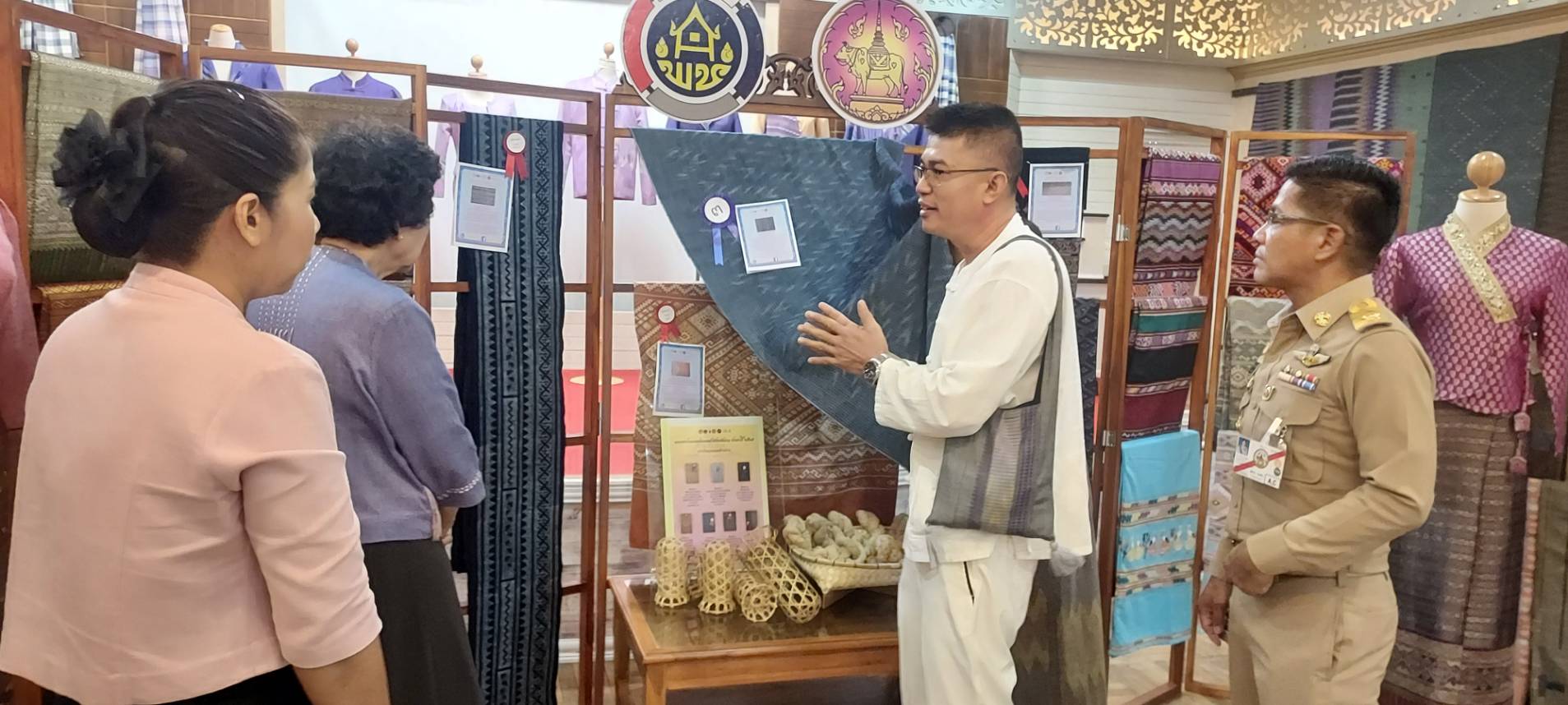 ปลัดกระทรวงมหาดไทย เยี่ยมชมสุดยอดผ้าน่าน ส่งเสริมและอนุรักษ์ผ้าไทยโบราณ ผ้าพื้นถิ่นจังหวัดน่าน