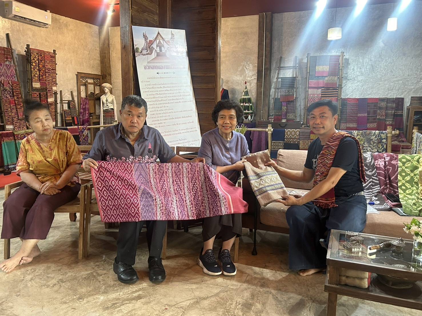 ปลัดกระทรวงมหาดไทย เยี่ยมชมสุดยอดผ้าน่าน ส่งเสริมและอนุรักษ์ผ้าไทยโบราณ ผ้าพื้นถิ่นจังหวัดน่าน