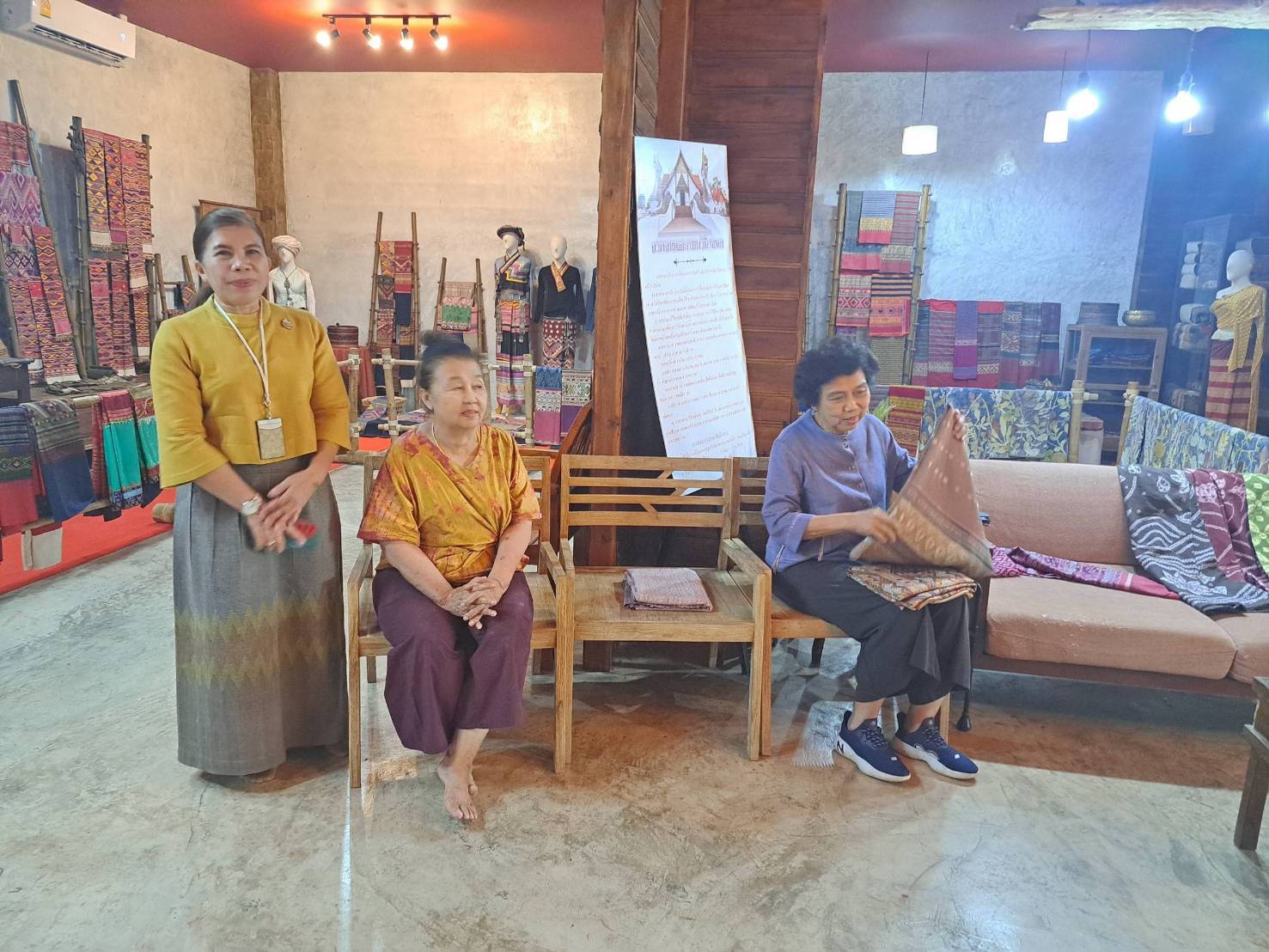 ปลัดกระทรวงมหาดไทย เยี่ยมชมสุดยอดผ้าน่าน ส่งเสริมและอนุรักษ์ผ้าไทยโบราณ ผ้าพื้นถิ่นจังหวัดน่าน