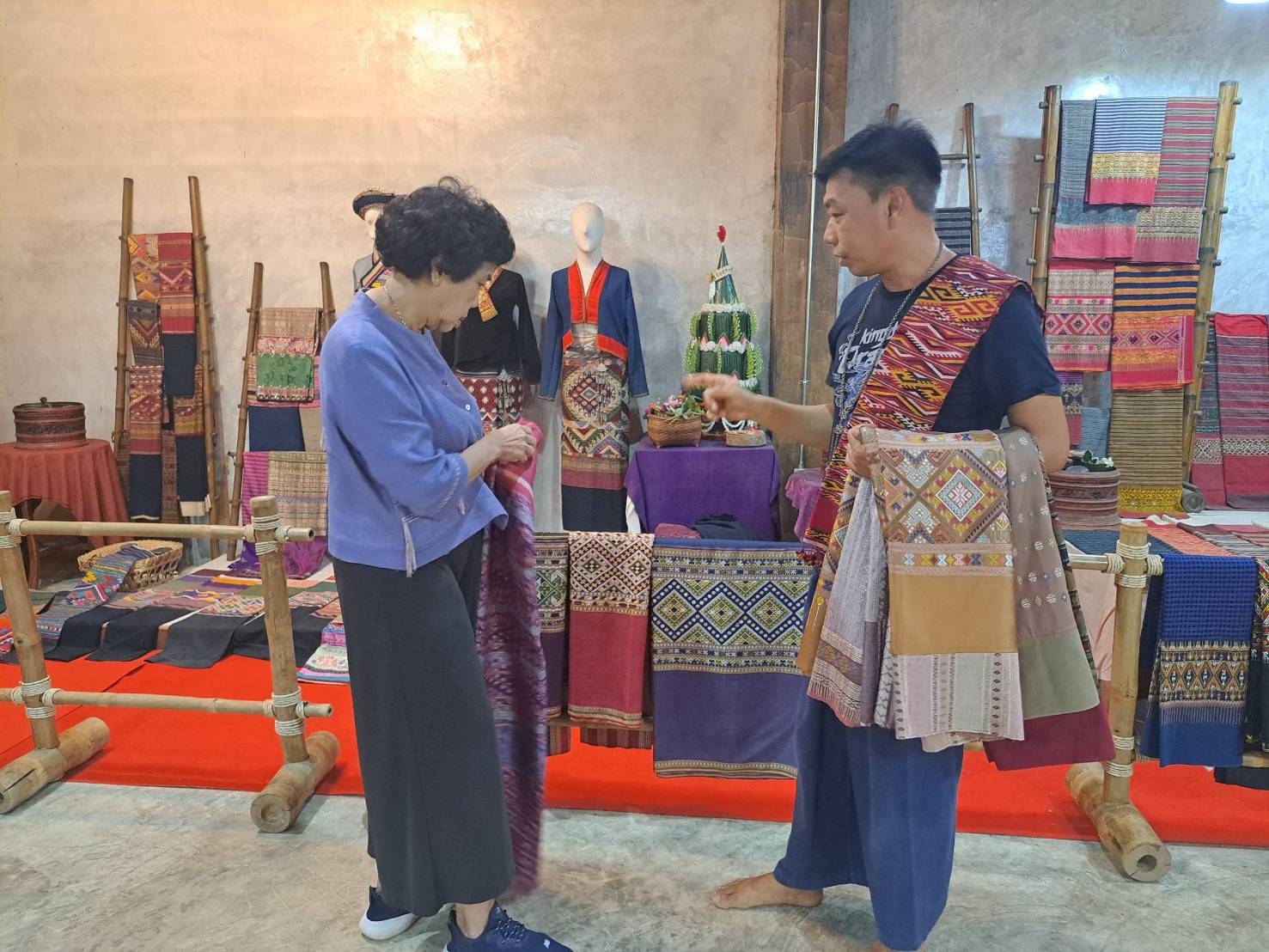 ปลัดกระทรวงมหาดไทย เยี่ยมชมสุดยอดผ้าน่าน ส่งเสริมและอนุรักษ์ผ้าไทยโบราณ ผ้าพื้นถิ่นจังหวัดน่าน