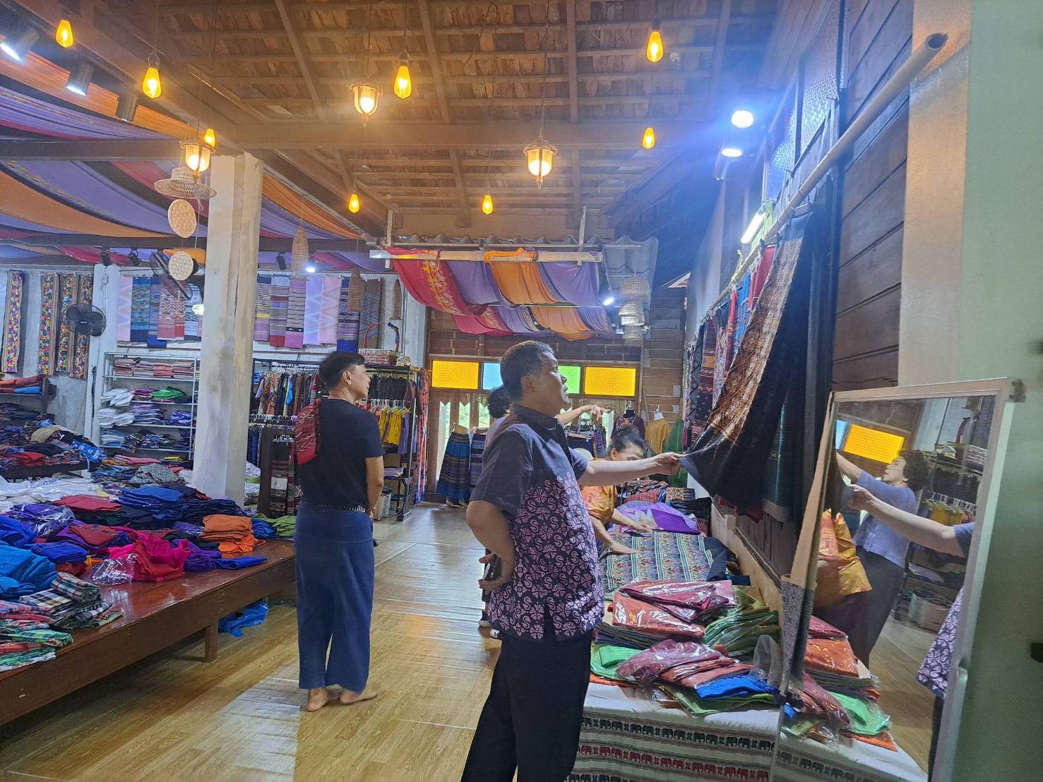 ปลัดกระทรวงมหาดไทย เยี่ยมชมสุดยอดผ้าน่าน ส่งเสริมและอนุรักษ์ผ้าไทยโบราณ ผ้าพื้นถิ่นจังหวัดน่าน