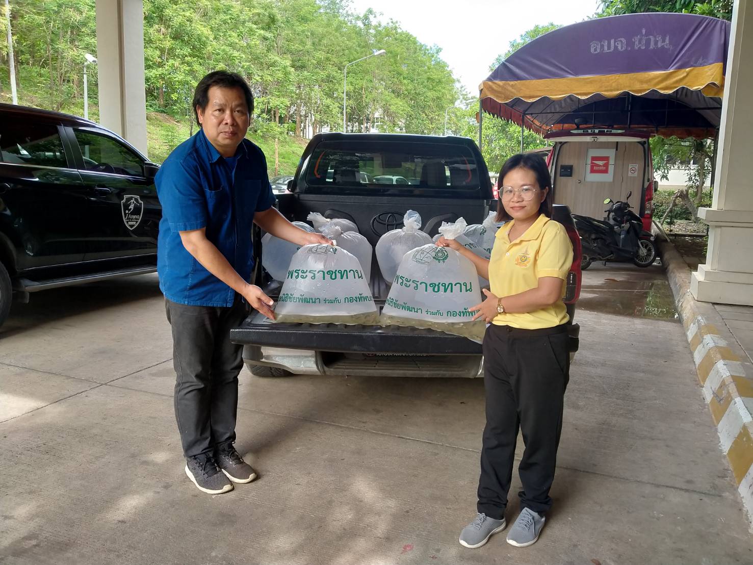 พช.น่าน ส่งมอบพันธุ์ปลานิลจิตรลดา ให้กับครัวเรือนต้นแบบโคกหนองนา จังหวัดน่าน