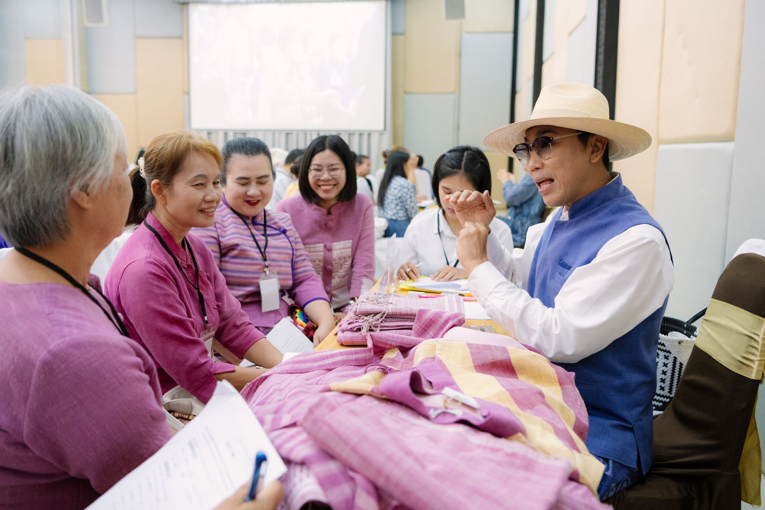 ปลัด มท. ร่วมกับคณะทำงานผ้าไทยใส่ให้สนุก สนองแนวพระดำริ “ผ้าไทยใส่ให้สนุก” ในสมเด็จพระเจ้าลูกเธอ เจ้าฟ้าสิริวัณณวรี นารีรัตนราชกัญญา โค้ชชิ่ง “ผ้าลายสิริวชิราภรณ์” ให้กับผู้ผลิต ผู้ประกอบการ OTOP กลุ่มช่างทอผ้าและงานหัตถกรรม 16 จังหวัดภาคเหนือ