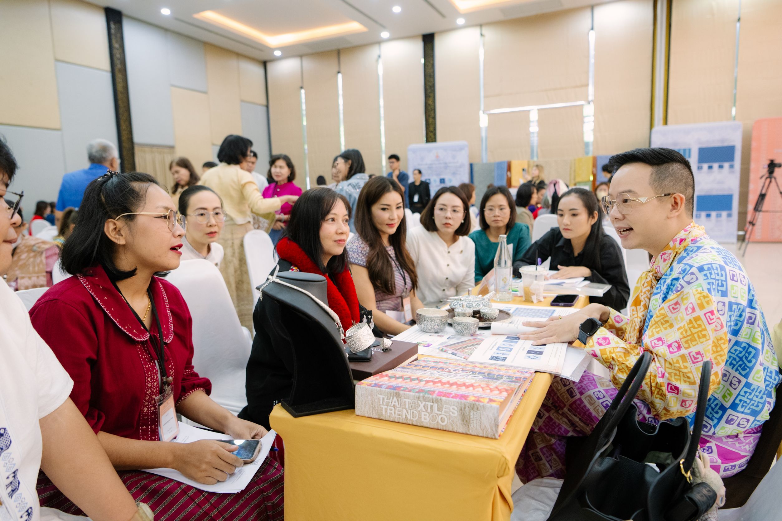 ปลัด มท. ร่วมกับคณะทำงานผ้าไทยใส่ให้สนุก สนองแนวพระดำริ “ผ้าไทยใส่ให้สนุก” ในสมเด็จพระเจ้าลูกเธอ เจ้าฟ้าสิริวัณณวรี นารีรัตนราชกัญญา โค้ชชิ่ง “ผ้าลายสิริวชิราภรณ์” ให้กับผู้ผลิต ผู้ประกอบการ OTOP กลุ่มช่างทอผ้าและงานหัตถกรรม 16 จังหวัดภาคเหนือ