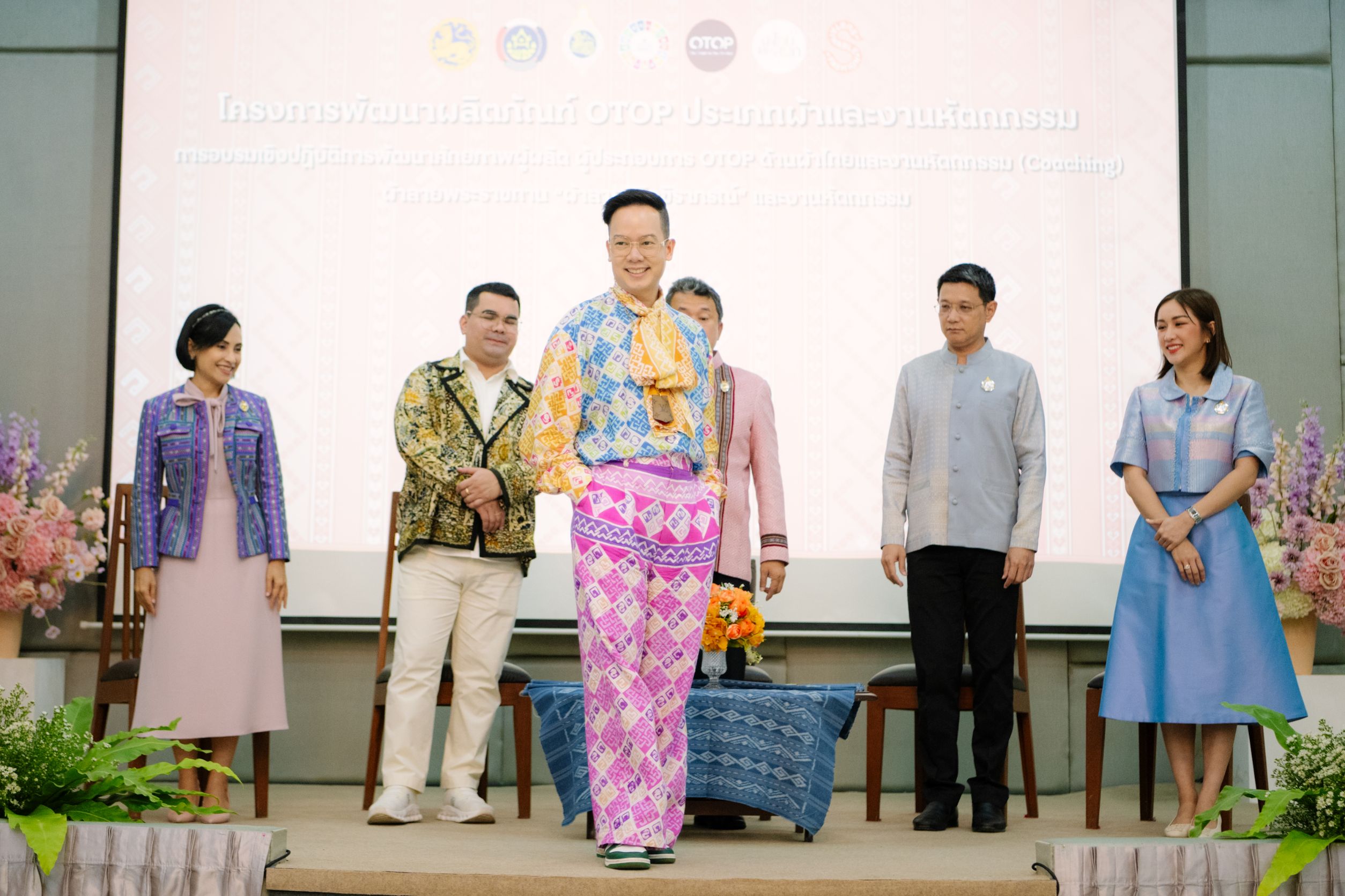 ปลัด มท. ร่วมกับคณะทำงานผ้าไทยใส่ให้สนุก สนองแนวพระดำริ “ผ้าไทยใส่ให้สนุก” ในสมเด็จพระเจ้าลูกเธอ เจ้าฟ้าสิริวัณณวรี นารีรัตนราชกัญญา โค้ชชิ่ง “ผ้าลายสิริวชิราภรณ์” ให้กับผู้ผลิต ผู้ประกอบการ OTOP กลุ่มช่างทอผ้าและงานหัตถกรรม 16 จังหวัดภาคเหนือ