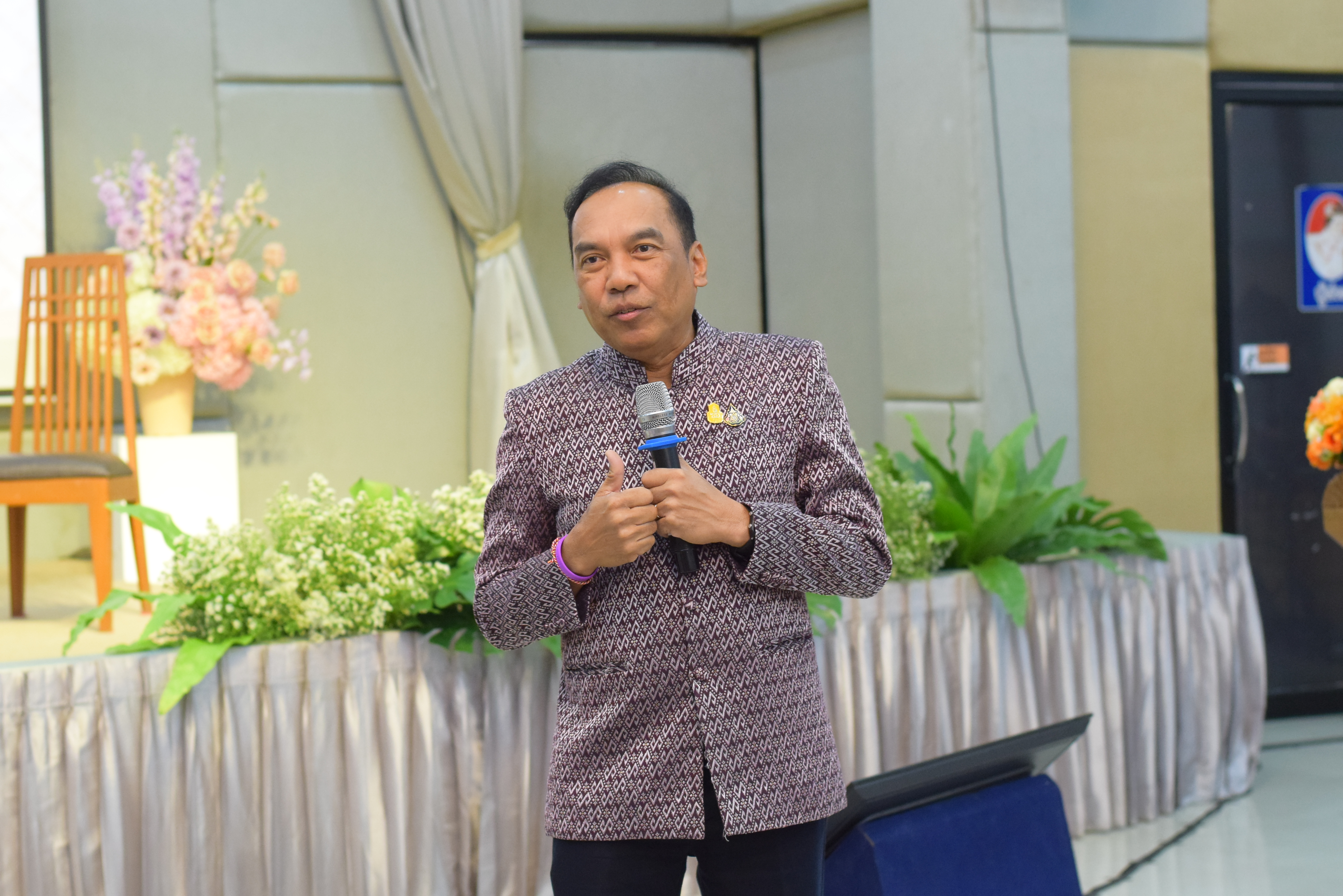 ปลัด มท. ร่วมกับคณะทำงานผ้าไทยใส่ให้สนุก สนองแนวพระดำริ “ผ้าไทยใส่ให้สนุก” ในสมเด็จพระเจ้าลูกเธอ เจ้าฟ้าสิริวัณณวรี นารีรัตนราชกัญญา โค้ชชิ่ง “ผ้าลายสิริวชิราภรณ์” ให้กับผู้ผลิต ผู้ประกอบการ OTOP กลุ่มช่างทอผ้าและงานหัตถกรรม 16 จังหวัดภาคเหนือ