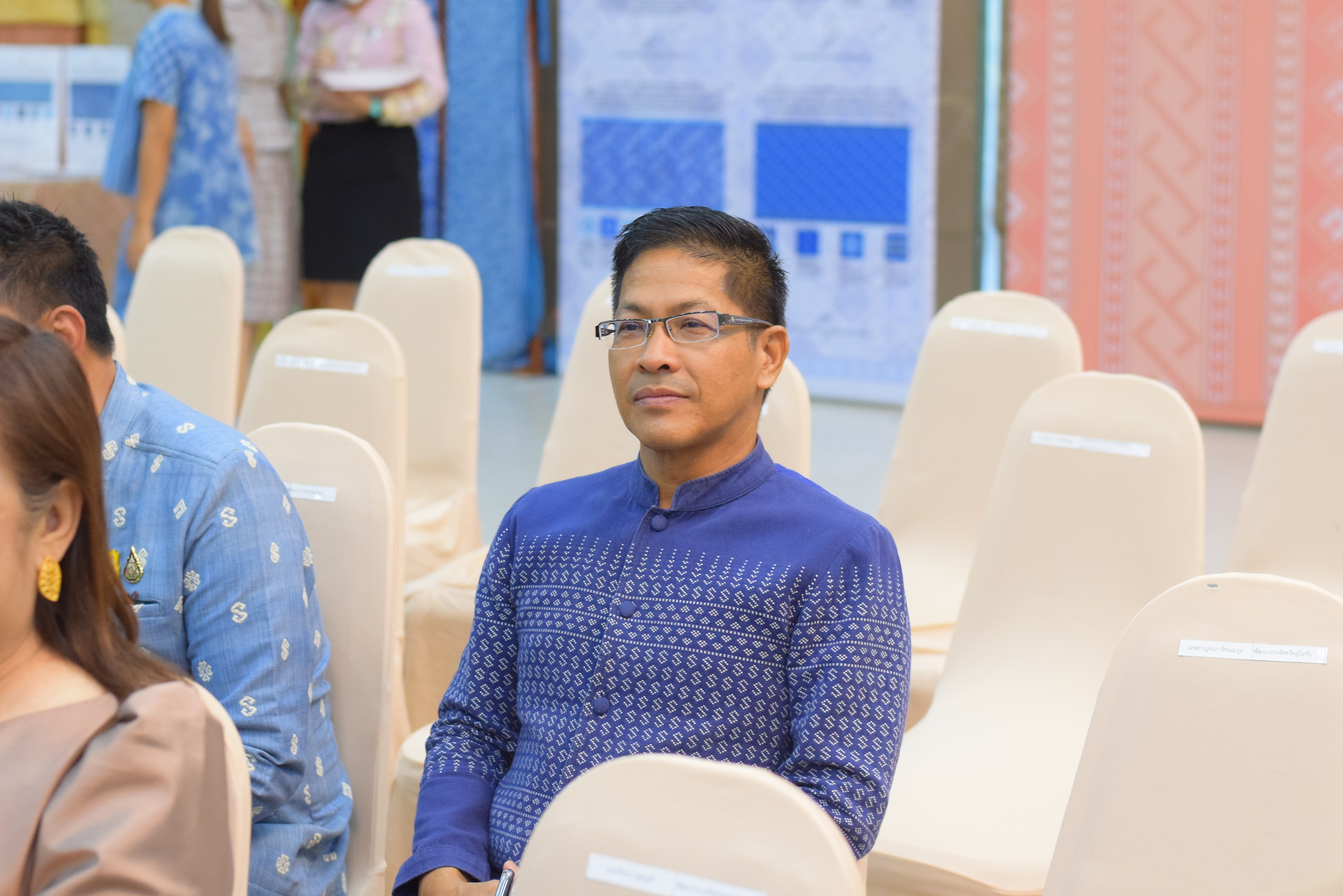 ปลัด มท. ร่วมกับคณะทำงานผ้าไทยใส่ให้สนุก สนองแนวพระดำริ “ผ้าไทยใส่ให้สนุก” ในสมเด็จพระเจ้าลูกเธอ เจ้าฟ้าสิริวัณณวรี นารีรัตนราชกัญญา โค้ชชิ่ง “ผ้าลายสิริวชิราภรณ์” ให้กับผู้ผลิต ผู้ประกอบการ OTOP กลุ่มช่างทอผ้าและงานหัตถกรรม 16 จังหวัดภาคเหนือ