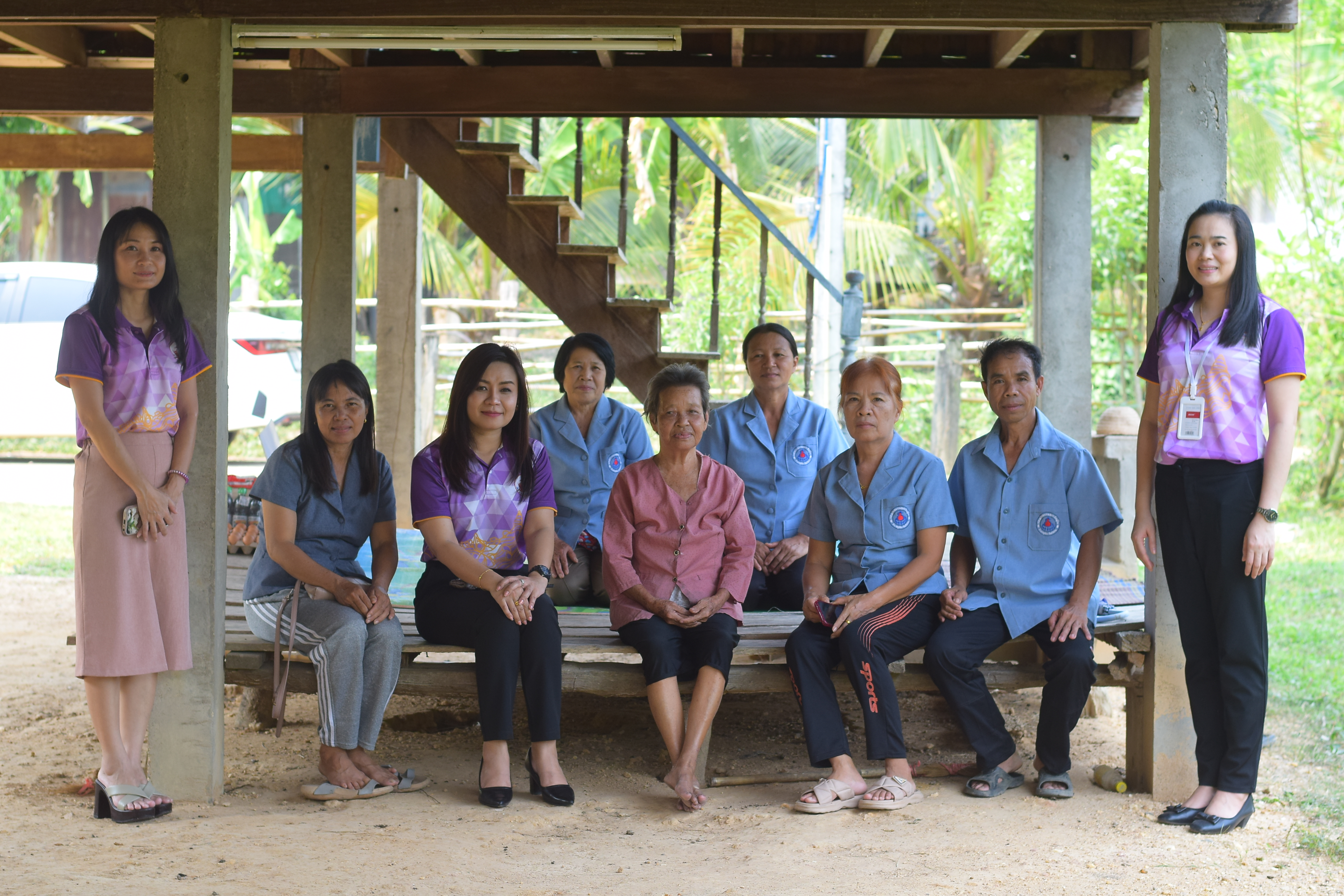 พช.น่าน เยี่ยมบ้านและมอบสิ่งของให้ครัวเรือนเป้าหมายตามโครงการขจัดความยากจนและพัฒนาคนทุกช่วงวัยตามหลักปรัชญาของเศรษฐกิจพอเพียง พื้นที่อำเภอภูเพียง จังหวัดน่าน