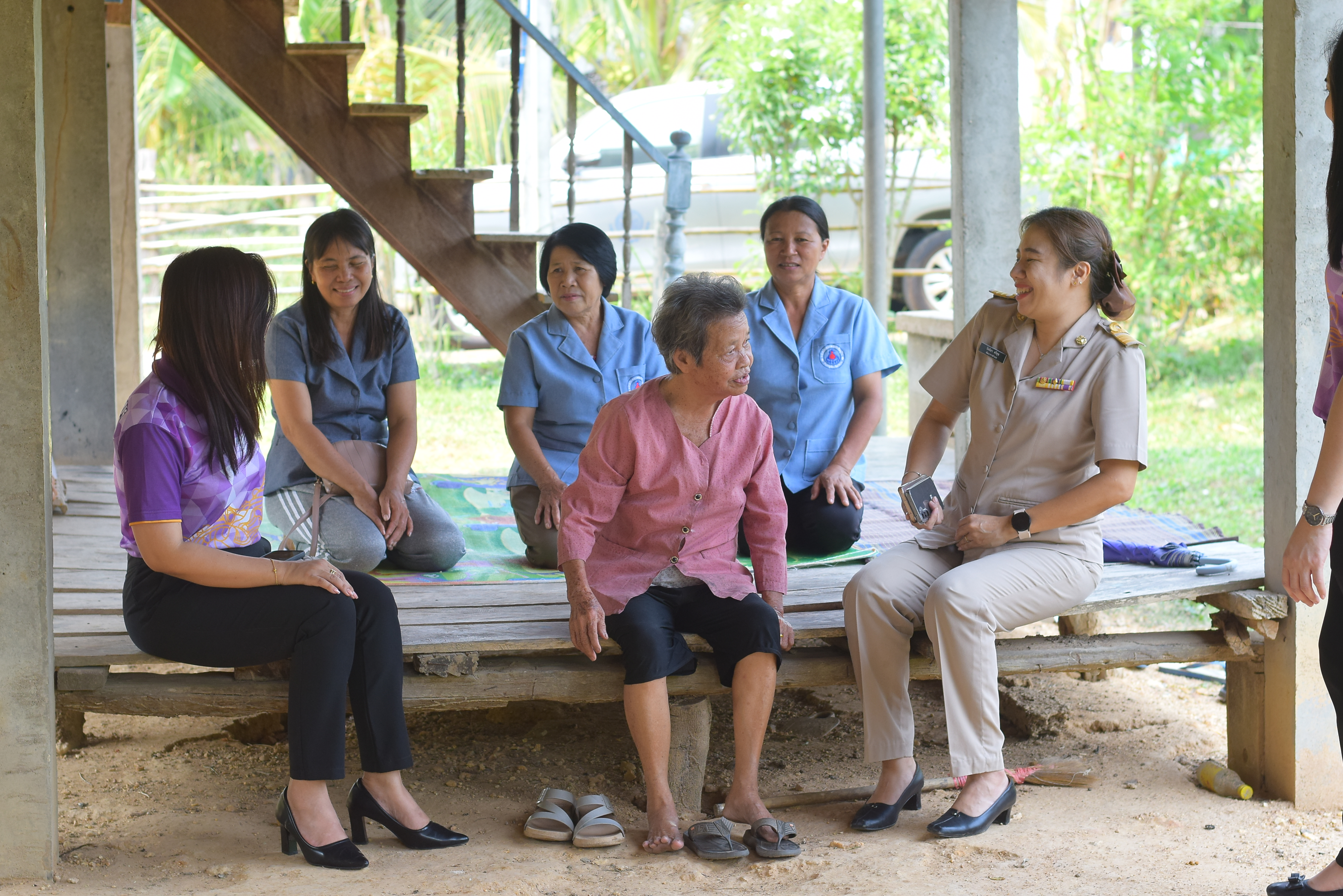 พช.น่าน เยี่ยมบ้านและมอบสิ่งของให้ครัวเรือนเป้าหมายตามโครงการขจัดความยากจนและพัฒนาคนทุกช่วงวัยตามหลักปรัชญาของเศรษฐกิจพอเพียง พื้นที่อำเภอภูเพียง จังหวัดน่าน