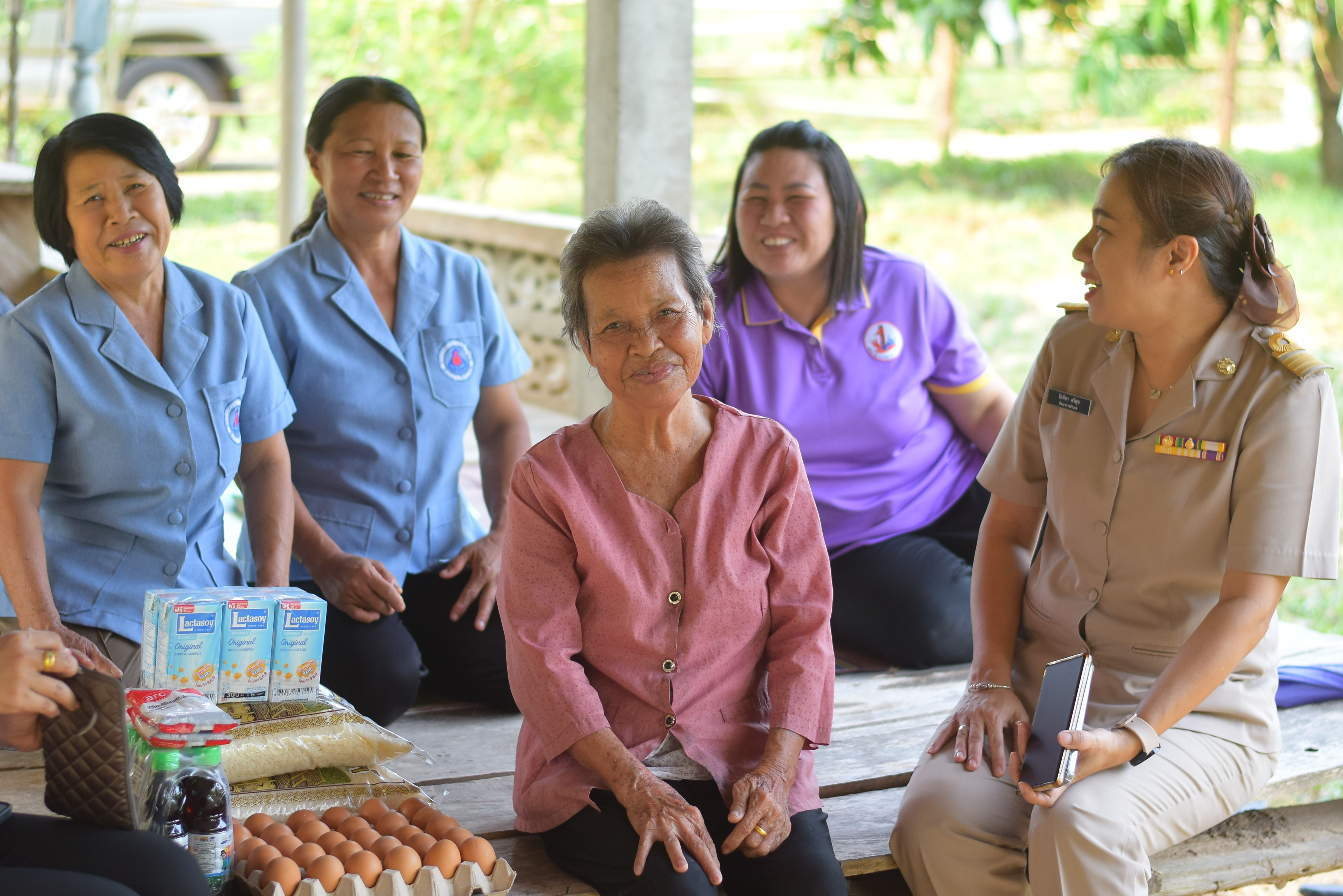 พช.น่าน เยี่ยมบ้านและมอบสิ่งของให้ครัวเรือนเป้าหมายตามโครงการขจัดความยากจนและพัฒนาคนทุกช่วงวัยตามหลักปรัชญาของเศรษฐกิจพอเพียง พื้นที่อำเภอภูเพียง จังหวัดน่าน