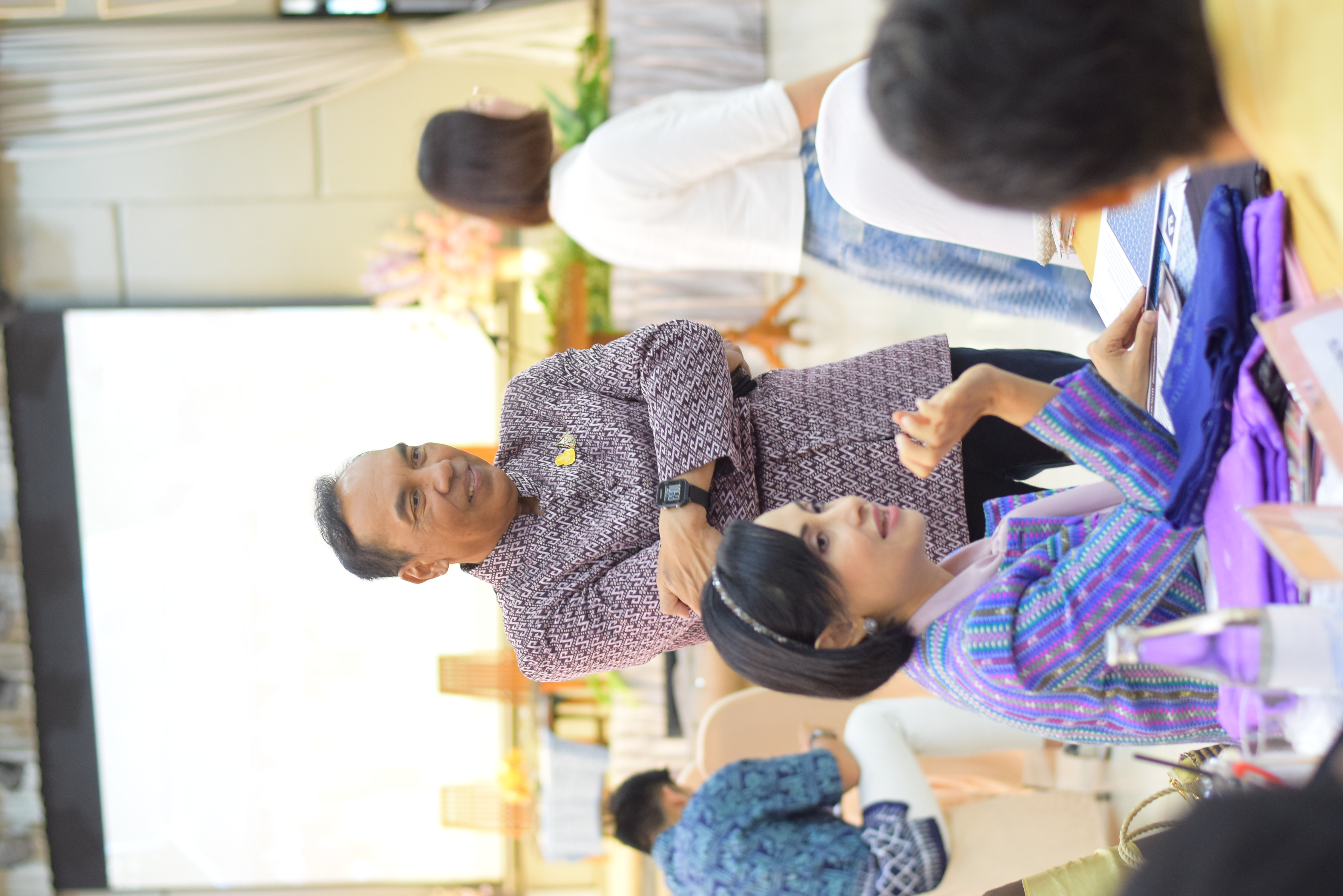 ปลัด มท. ร่วมกับคณะทำงานผ้าไทยใส่ให้สนุก สนองแนวพระดำริ “ผ้าไทยใส่ให้สนุก” ในสมเด็จพระเจ้าลูกเธอ เจ้าฟ้าสิริวัณณวรี นารีรัตนราชกัญญา โค้ชชิ่ง “ผ้าลายสิริวชิราภรณ์” ให้กับผู้ผลิต ผู้ประกอบการ OTOP กลุ่มช่างทอผ้าและงานหัตถกรรม 16 จังหวัดภาคเหนือ