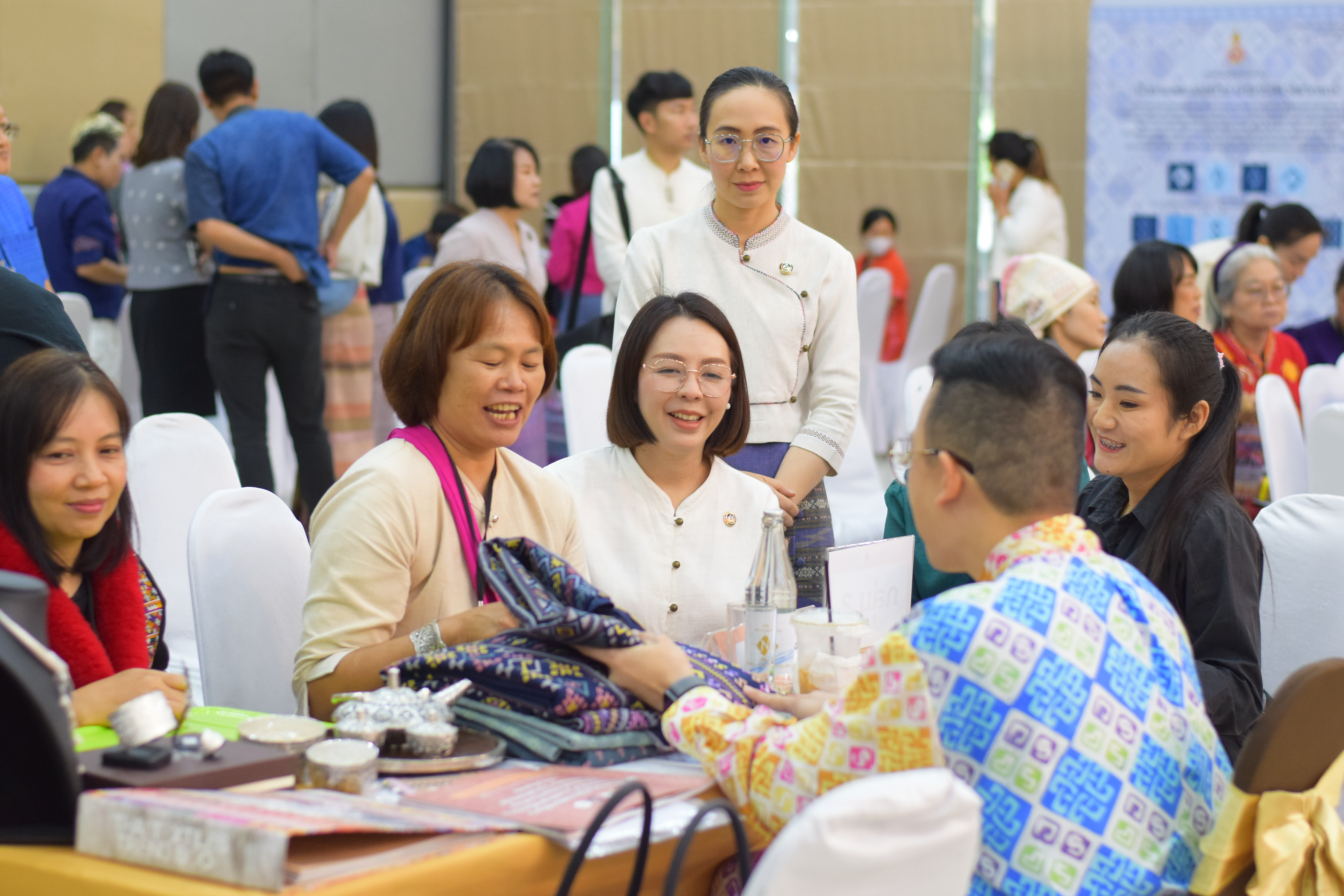 ปลัด มท. ร่วมกับคณะทำงานผ้าไทยใส่ให้สนุก สนองแนวพระดำริ “ผ้าไทยใส่ให้สนุก” ในสมเด็จพระเจ้าลูกเธอ เจ้าฟ้าสิริวัณณวรี นารีรัตนราชกัญญา โค้ชชิ่ง “ผ้าลายสิริวชิราภรณ์” ให้กับผู้ผลิต ผู้ประกอบการ OTOP กลุ่มช่างทอผ้าและงานหัตถกรรม 16 จังหวัดภาคเหนือ