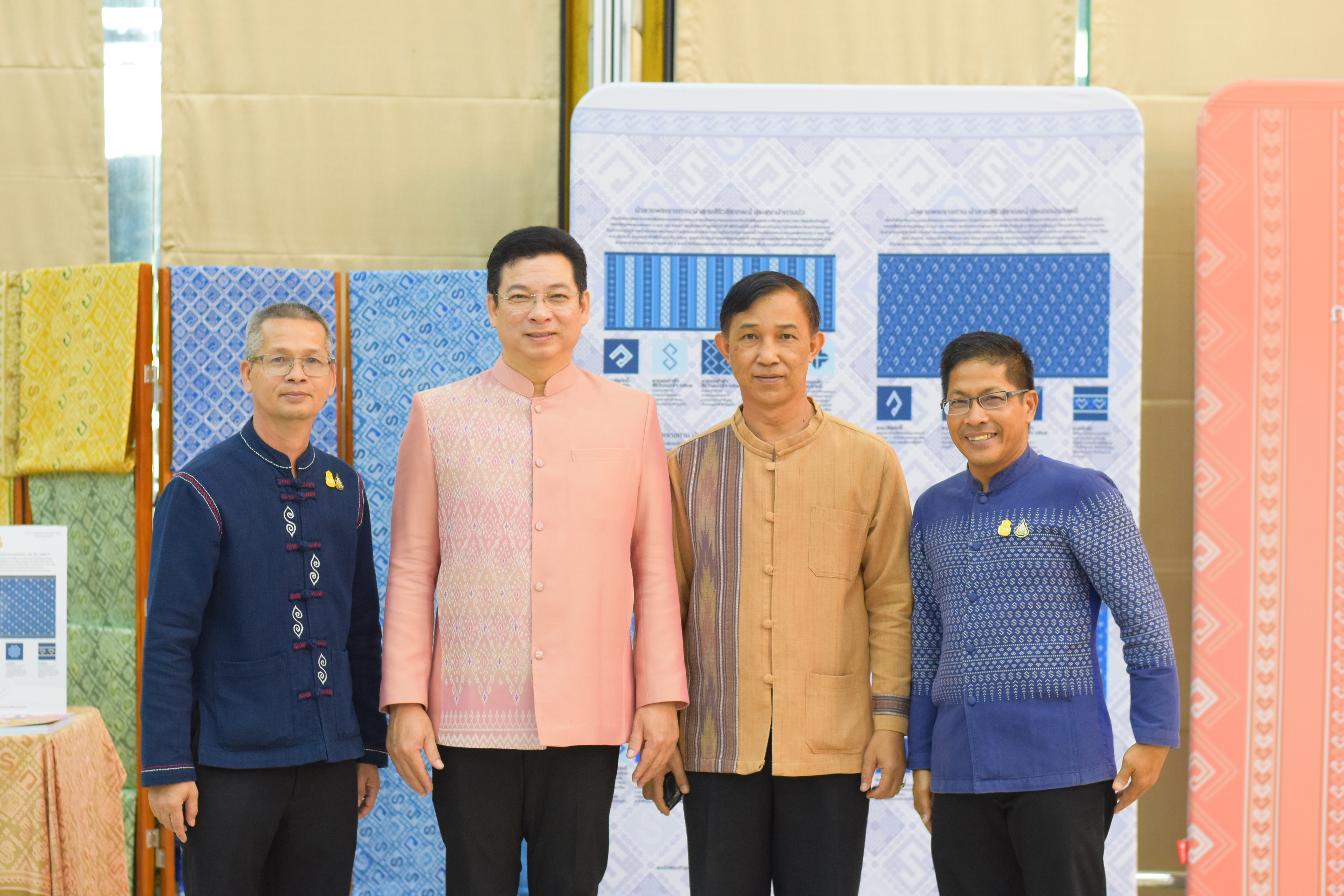 ปลัด มท. ร่วมกับคณะทำงานผ้าไทยใส่ให้สนุก สนองแนวพระดำริ “ผ้าไทยใส่ให้สนุก” ในสมเด็จพระเจ้าลูกเธอ เจ้าฟ้าสิริวัณณวรี นารีรัตนราชกัญญา โค้ชชิ่ง “ผ้าลายสิริวชิราภรณ์” ให้กับผู้ผลิต ผู้ประกอบการ OTOP กลุ่มช่างทอผ้าและงานหัตถกรรม 16 จังหวัดภาคเหนือ