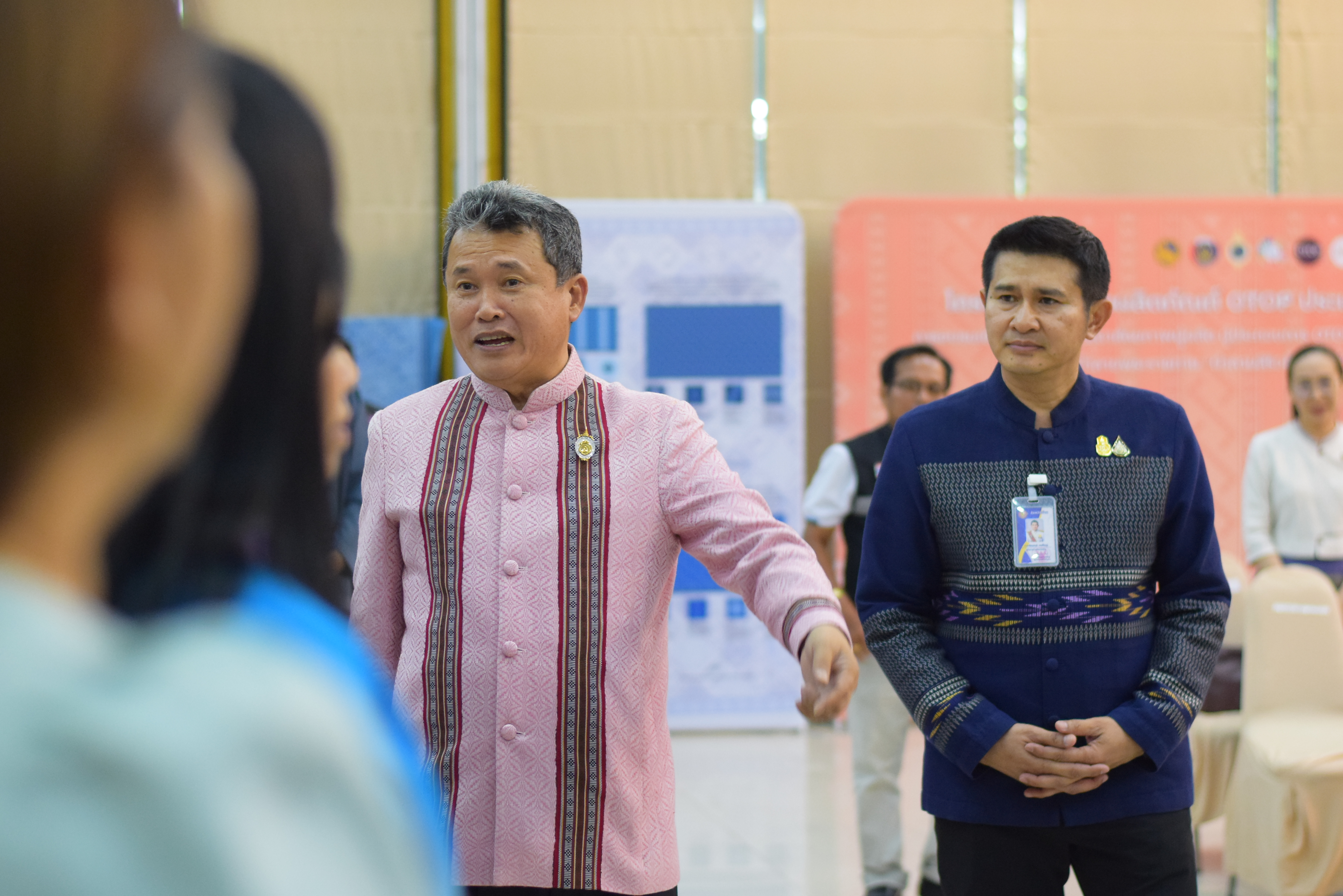 ปลัด มท. ร่วมกับคณะทำงานผ้าไทยใส่ให้สนุก สนองแนวพระดำริ “ผ้าไทยใส่ให้สนุก” ในสมเด็จพระเจ้าลูกเธอ เจ้าฟ้าสิริวัณณวรี นารีรัตนราชกัญญา โค้ชชิ่ง “ผ้าลายสิริวชิราภรณ์” ให้กับผู้ผลิต ผู้ประกอบการ OTOP กลุ่มช่างทอผ้าและงานหัตถกรรม 16 จังหวัดภาคเหนือ