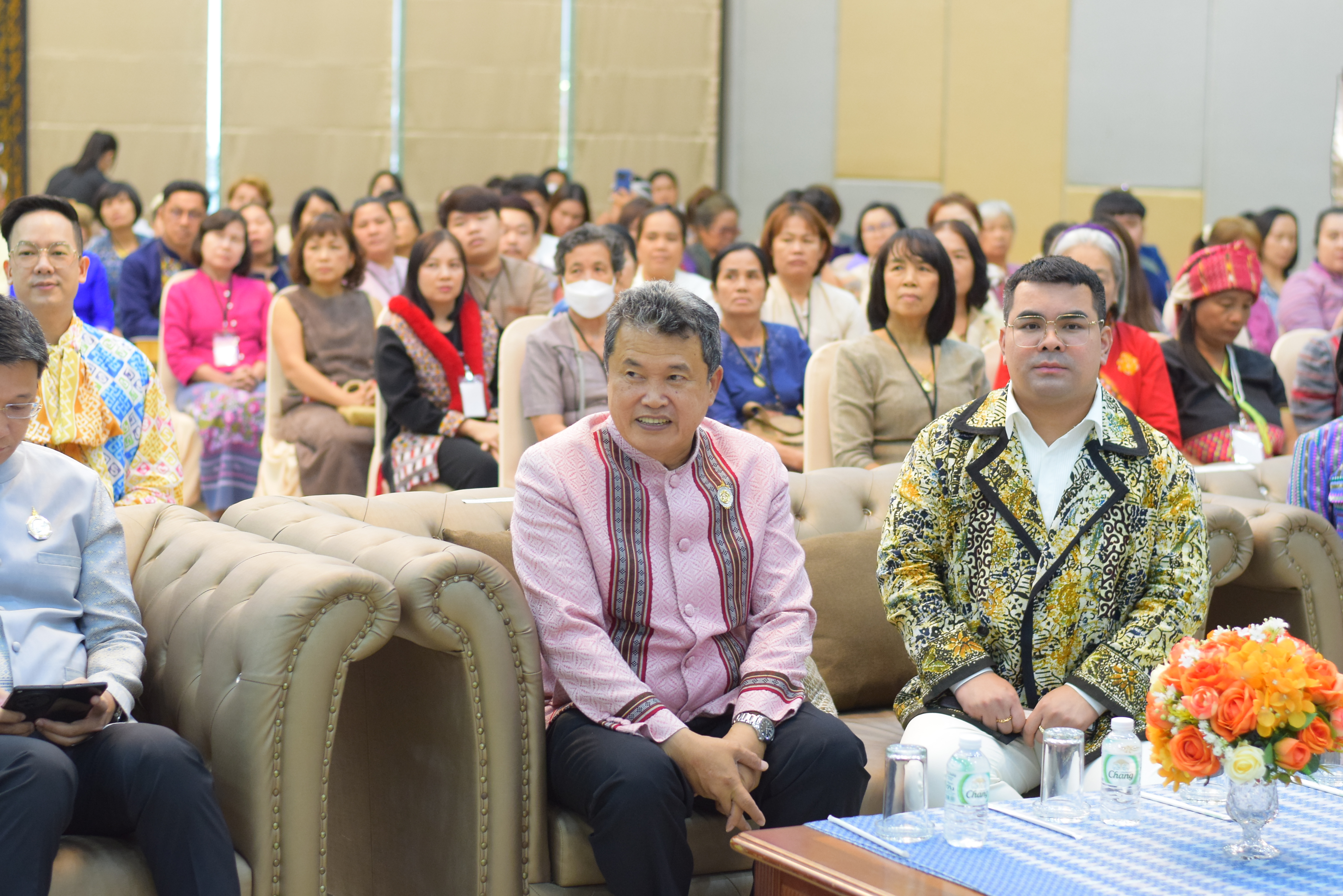 ปลัด มท. ร่วมกับคณะทำงานผ้าไทยใส่ให้สนุก สนองแนวพระดำริ “ผ้าไทยใส่ให้สนุก” ในสมเด็จพระเจ้าลูกเธอ เจ้าฟ้าสิริวัณณวรี นารีรัตนราชกัญญา โค้ชชิ่ง “ผ้าลายสิริวชิราภรณ์” ให้กับผู้ผลิต ผู้ประกอบการ OTOP กลุ่มช่างทอผ้าและงานหัตถกรรม 16 จังหวัดภาคเหนือ