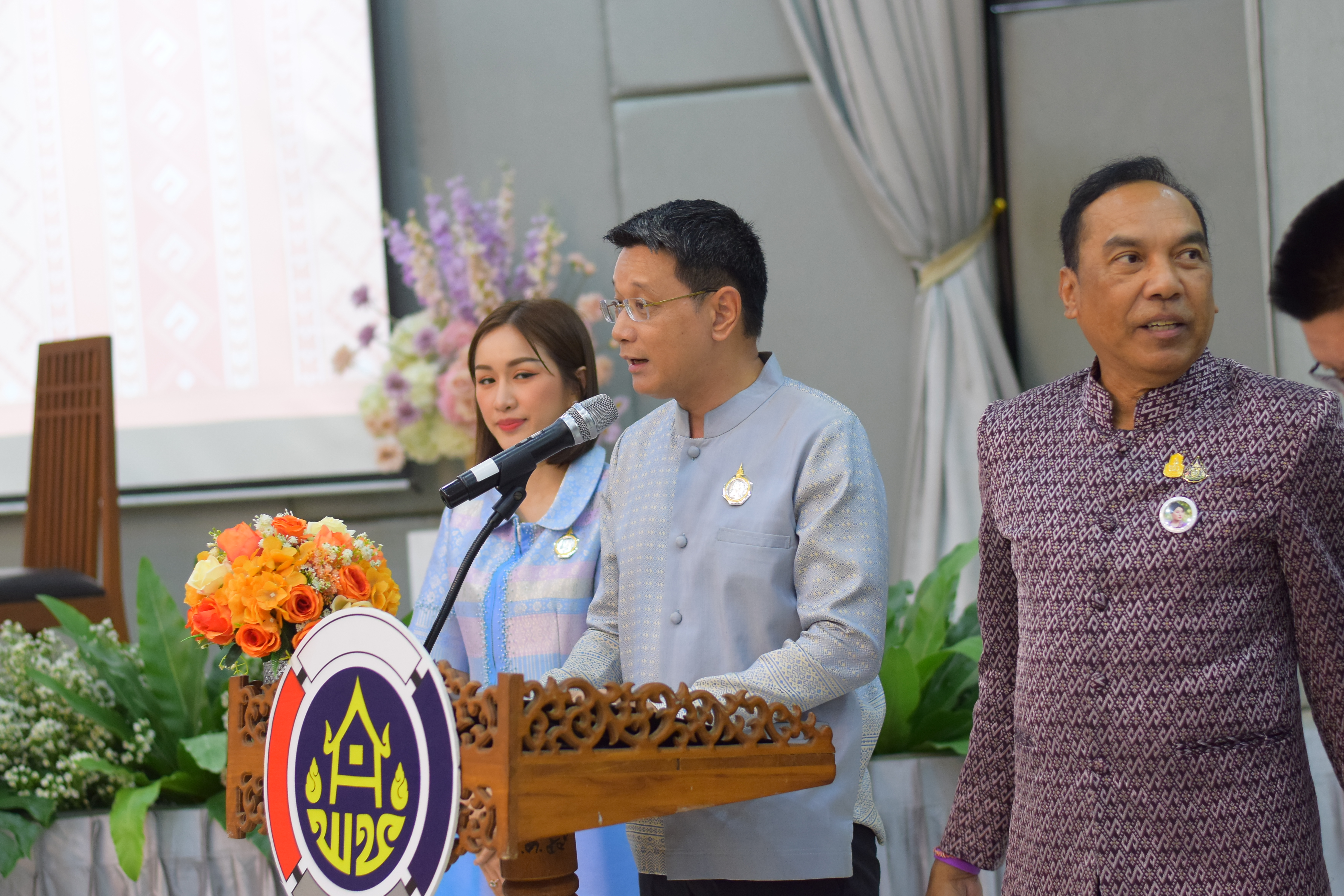 ปลัด มท. ร่วมกับคณะทำงานผ้าไทยใส่ให้สนุก สนองแนวพระดำริ “ผ้าไทยใส่ให้สนุก” ในสมเด็จพระเจ้าลูกเธอ เจ้าฟ้าสิริวัณณวรี นารีรัตนราชกัญญา โค้ชชิ่ง “ผ้าลายสิริวชิราภรณ์” ให้กับผู้ผลิต ผู้ประกอบการ OTOP กลุ่มช่างทอผ้าและงานหัตถกรรม 16 จังหวัดภาคเหนือ