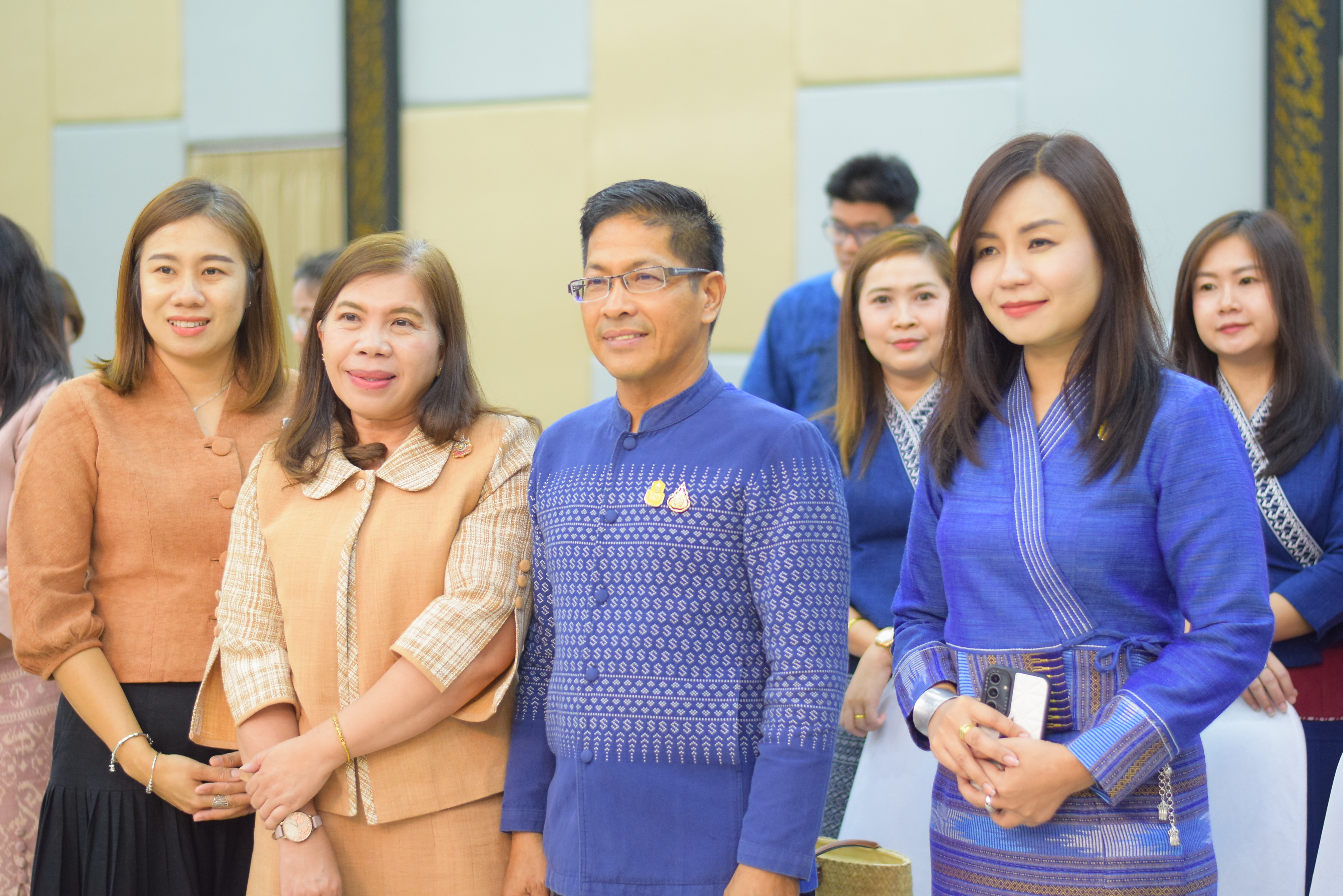 ปลัด มท. ร่วมกับคณะทำงานผ้าไทยใส่ให้สนุก สนองแนวพระดำริ “ผ้าไทยใส่ให้สนุก” ในสมเด็จพระเจ้าลูกเธอ เจ้าฟ้าสิริวัณณวรี นารีรัตนราชกัญญา โค้ชชิ่ง “ผ้าลายสิริวชิราภรณ์” ให้กับผู้ผลิต ผู้ประกอบการ OTOP กลุ่มช่างทอผ้าและงานหัตถกรรม 16 จังหวัดภาคเหนือ