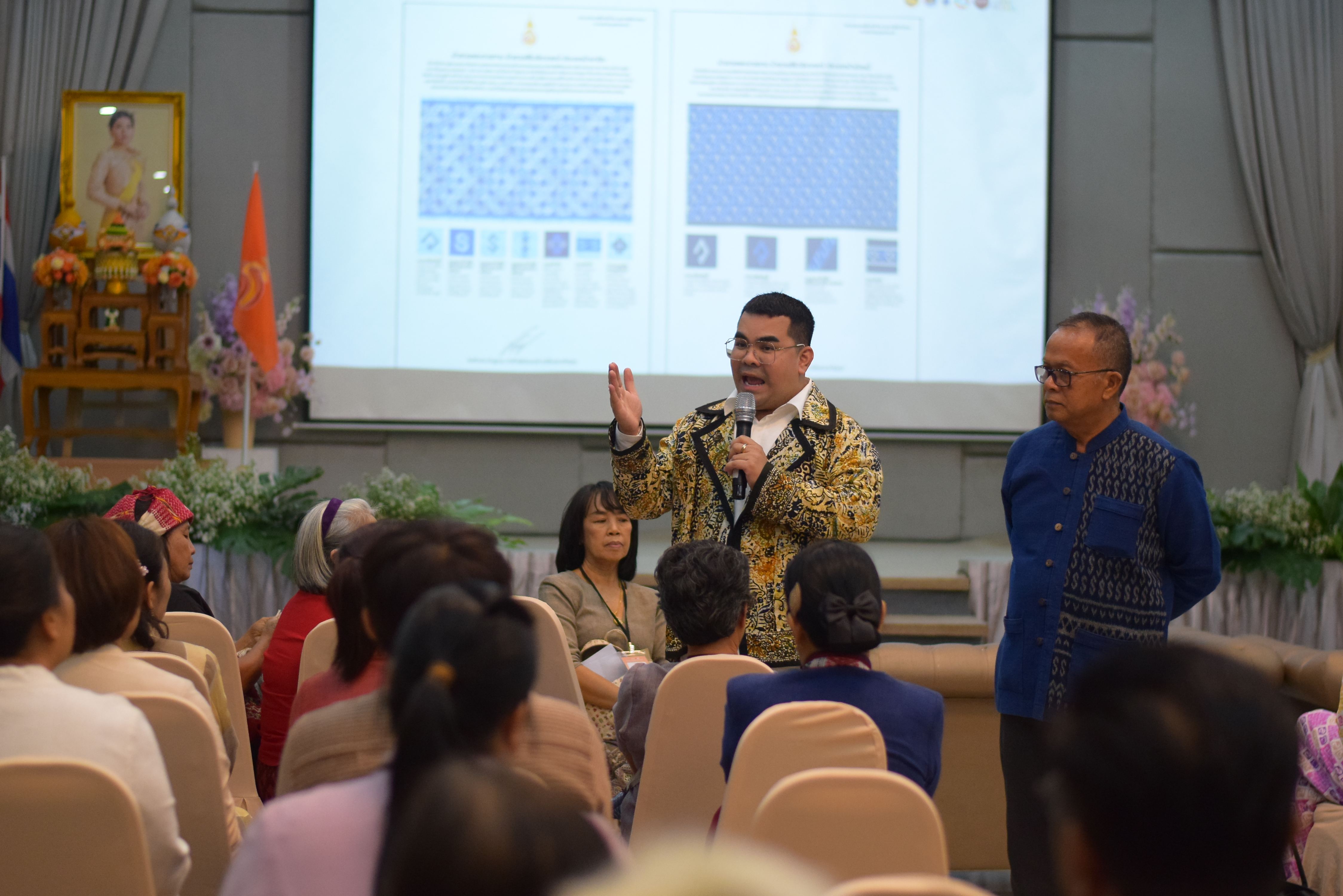 ปลัด มท. ร่วมกับคณะทำงานผ้าไทยใส่ให้สนุก สนองแนวพระดำริ “ผ้าไทยใส่ให้สนุก” ในสมเด็จพระเจ้าลูกเธอ เจ้าฟ้าสิริวัณณวรี นารีรัตนราชกัญญา โค้ชชิ่ง “ผ้าลายสิริวชิราภรณ์” ให้กับผู้ผลิต ผู้ประกอบการ OTOP กลุ่มช่างทอผ้าและงานหัตถกรรม 16 จังหวัดภาคเหนือ