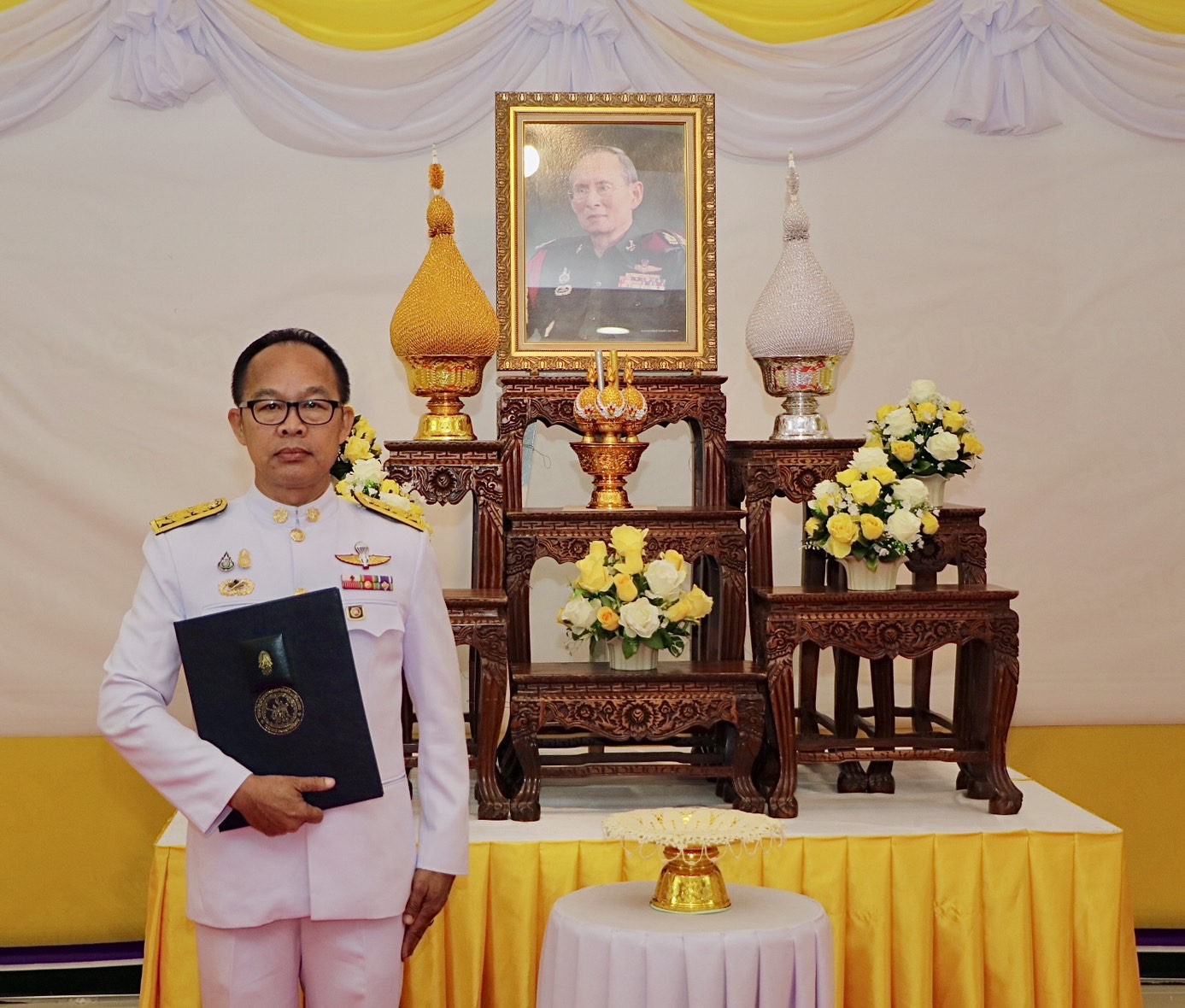 พช.น่าน ร่วมพิธีมอบเครื่องหมาย “รักษาดินแดนยิ่งชีพ” แก่ผู้ทำคุณประโยชน์ต่อกิจการกองอาสารักษาดินแดน