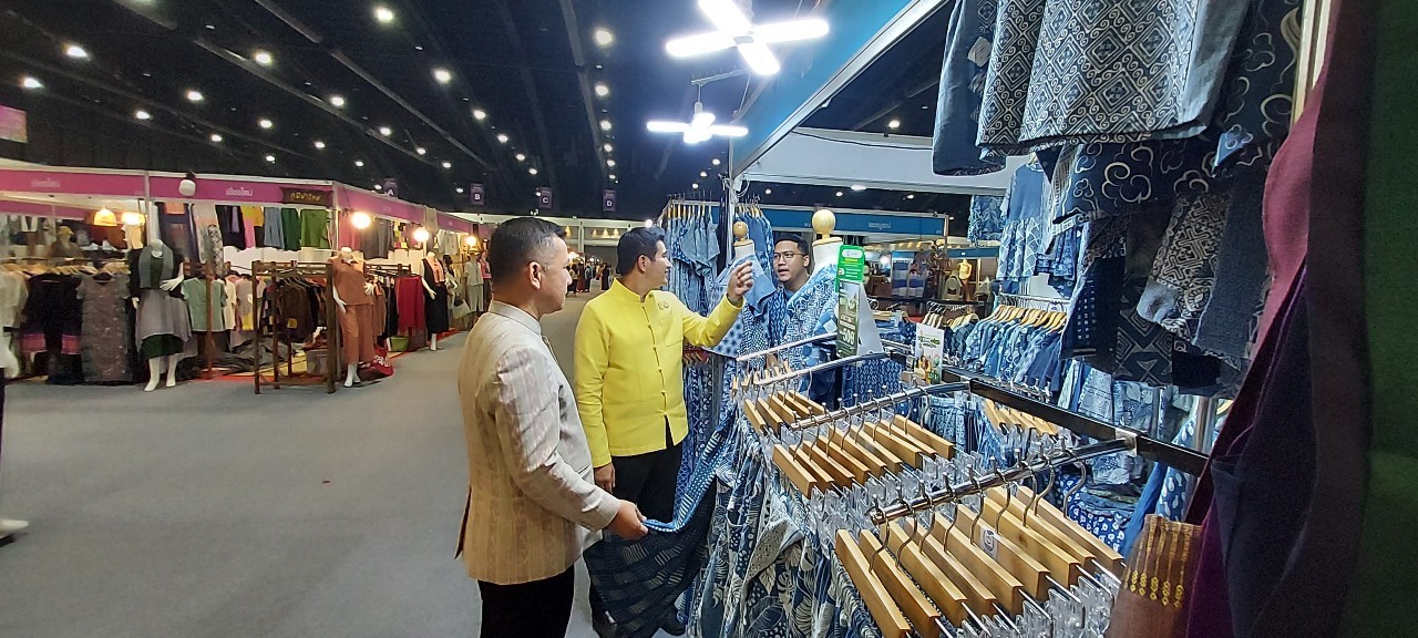 #สร้างสรรค์ชุมชน คนพช.น่าน#  พ่อเมืองน่าน เยี่ยมเยียนให้กำลังใจแก่ผู้ประกอบการ OTOP จังหวัดน่าน ในงาน OTOP MIDYEAR 2024  “หลากหลายผลิตภัณฑ์ สีสันภูมิปัญญาไทย”