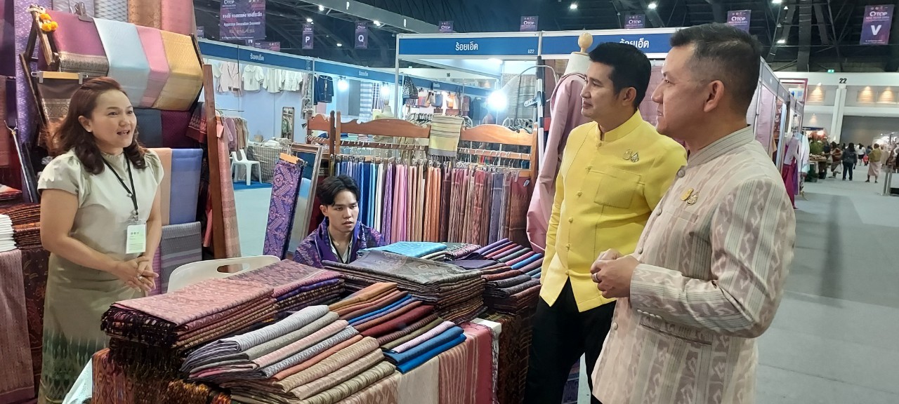 #สร้างสรรค์ชุมชน คนพช.น่าน#  พ่อเมืองน่าน เยี่ยมเยียนให้กำลังใจแก่ผู้ประกอบการ OTOP จังหวัดน่าน ในงาน OTOP MIDYEAR 2024  “หลากหลายผลิตภัณฑ์ สีสันภูมิปัญญาไทย”