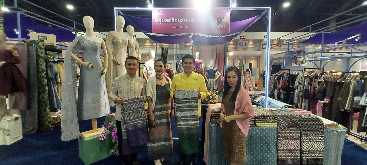 #สร้างสรรค์ชุมชน คนพช.น่าน#  พ่อเมืองน่าน เยี่ยมเยียนให้กำลังใจแก่ผู้ประกอบการ OTOP จังหวัดน่าน ในงาน OTOP MIDYEAR 2024  “หลากหลายผลิตภัณฑ์ สีสันภูมิปัญญาไทย”