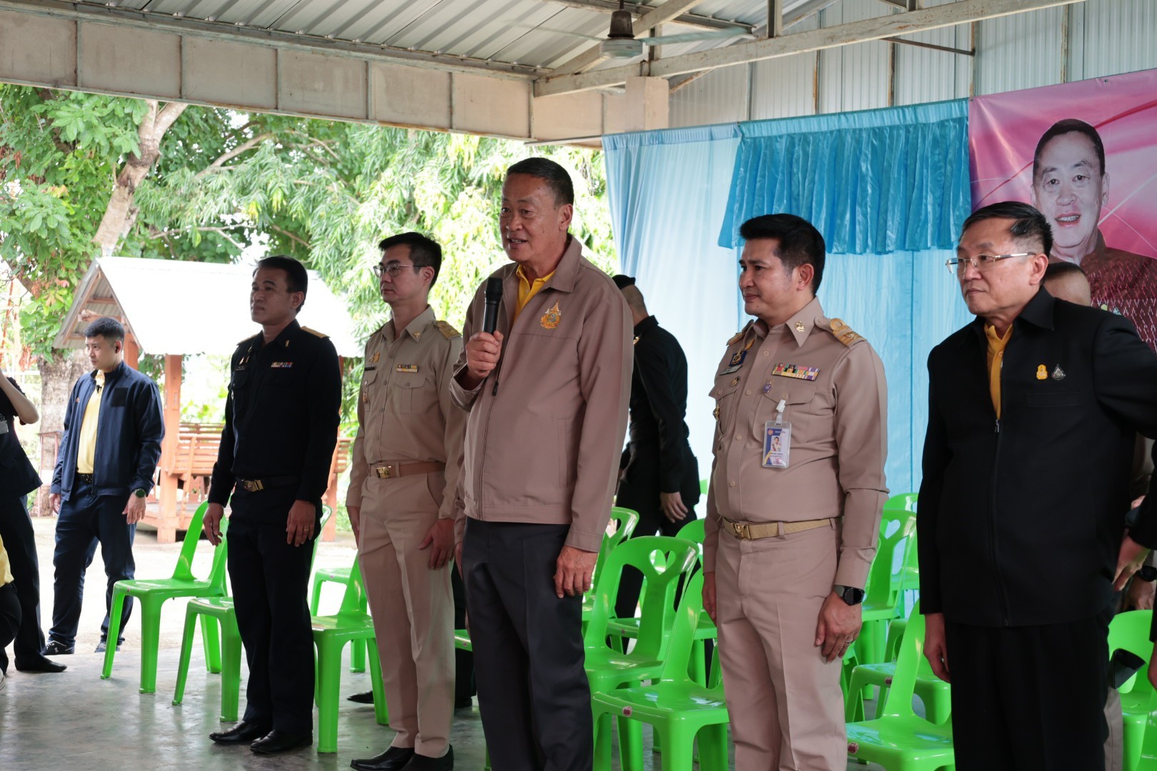 #สร้างสรรค์ชุมชน คนพช.น่าน# พช.น่าน ร่วมต้อนรับนายกรัฐมนตรี ลงพื้นที่อำเภอท่าวังผา จังหวัดน่าน ติดตามการแก้ปัญหายาเสพติดอย่างยั่งยืน ท่าวังผาโมเดล อำเภอสีขาว