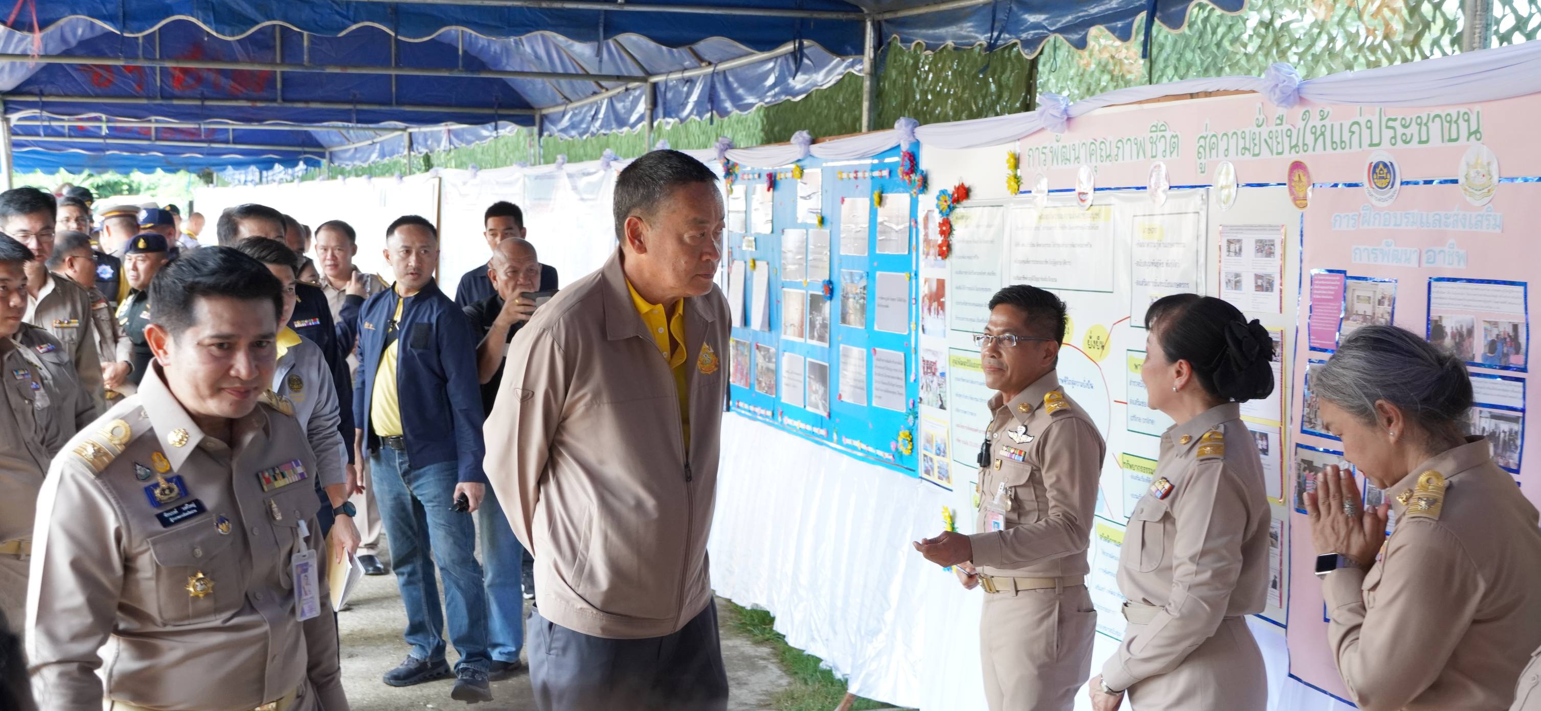 #สร้างสรรค์ชุมชน คนพช.น่าน# พช.น่าน ร่วมต้อนรับนายกรัฐมนตรี ลงพื้นที่อำเภอท่าวังผา จังหวัดน่าน ติดตามการแก้ปัญหายาเสพติดอย่างยั่งยืน ท่าวังผาโมเดล อำเภอสีขาว