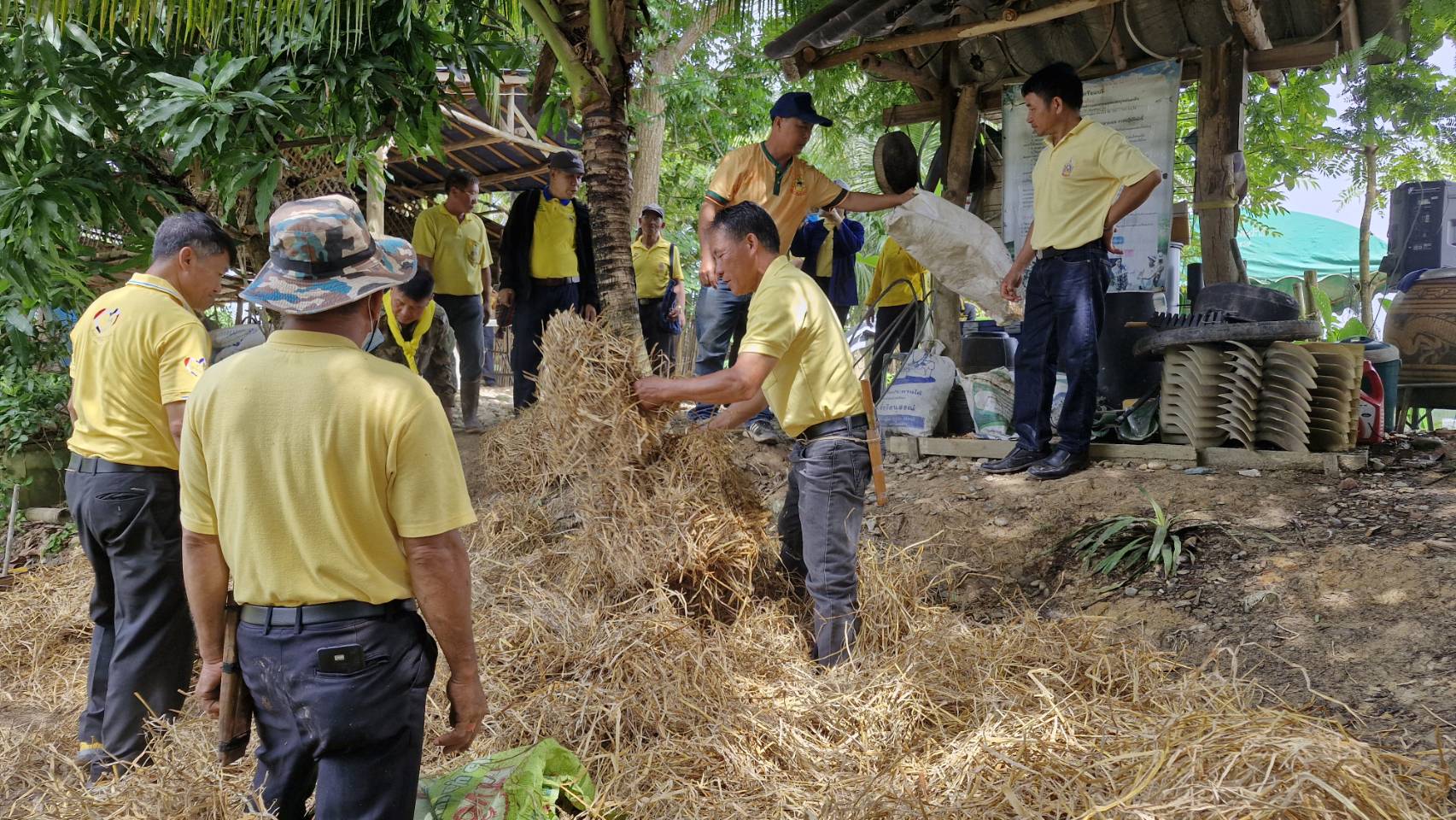 #สร้างสรรค์ชุมชน คนพช.น่าน# พช.น่าน จัดกิจกรรม “เอามื้อสามัคคี ทำความดี ถวายเป็นพระราชกุศล” โครงการเฉลิมพระเกียรติพระบาทสมเด็จพระเจ้าอยู่หัว เนื่องในโอกาสมหามงคลเฉลิมพระชนมพรรษา 6 รอบ 28 กรกฎาคม 2567 โครงการขยายผลการพัฒนาพื้นที่ต้นแบบการพัฒนาคุณภาพชีวิต ตามหลักทฤษฎีใหม่ ประยุกต์สู่ “โคก หนอง นา” เฉลิมพระเกียรติพระบาทสมเด็จพระเจ้าอยู่หัว