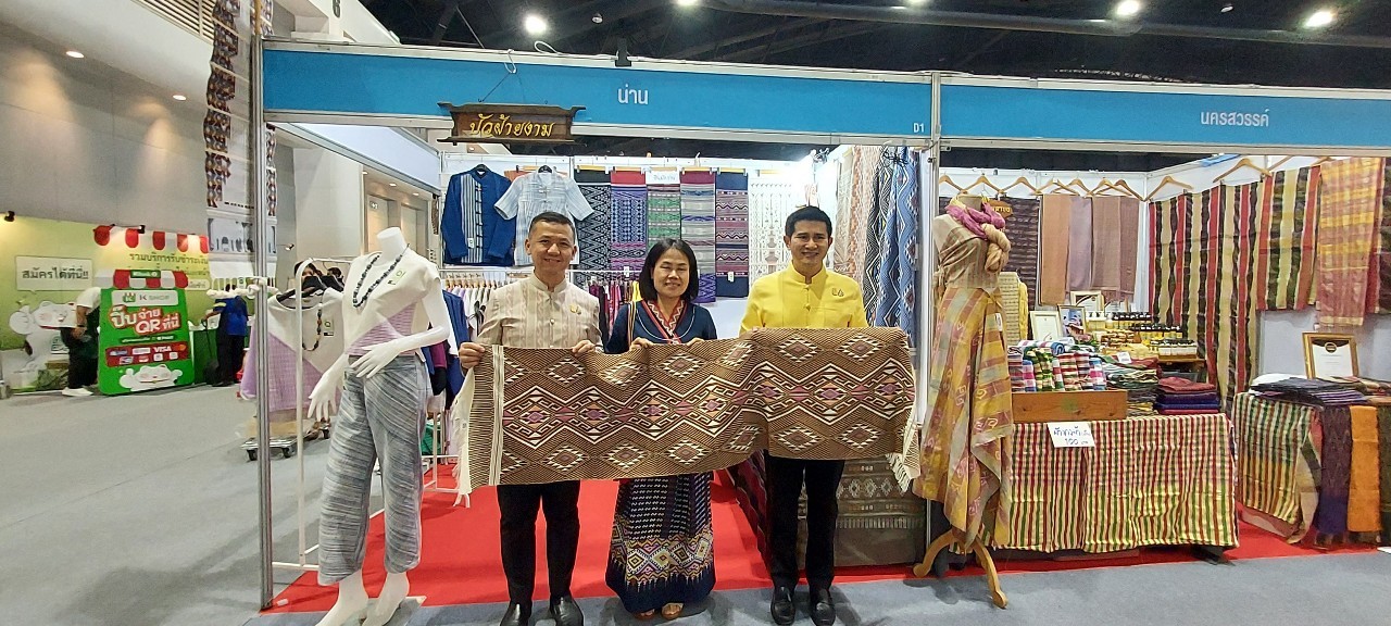 #สร้างสรรค์ชุมชน คนพช.น่าน#  พ่อเมืองน่าน เยี่ยมเยียนให้กำลังใจแก่ผู้ประกอบการ OTOP จังหวัดน่าน ในงาน OTOP MIDYEAR 2024  “หลากหลายผลิตภัณฑ์ สีสันภูมิปัญญาไทย”