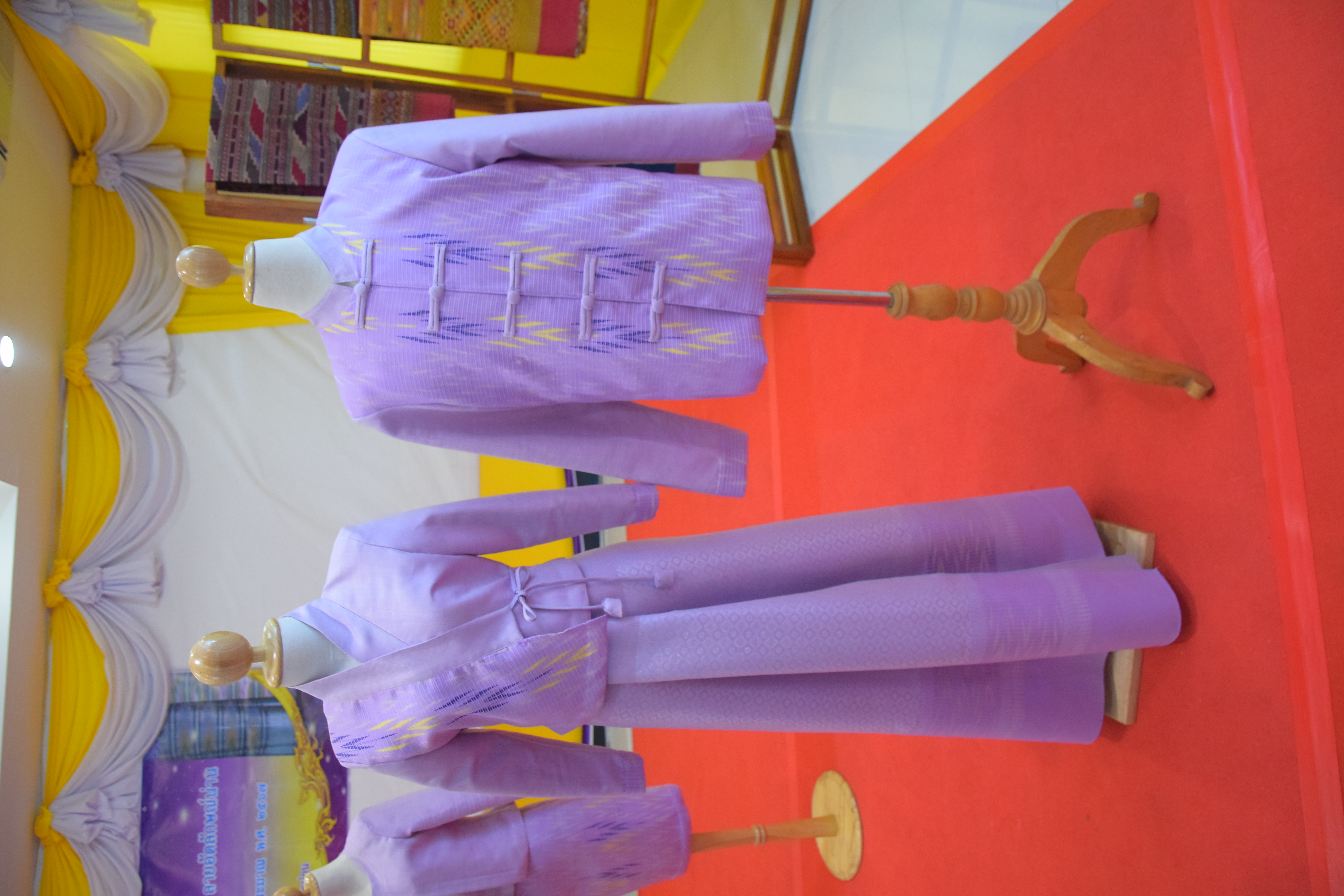 ☆☆☆สร้างสรรค์ชุมชน คนพช.น่าน☆☆☆ จังหวัดน่านจัดกิจกรรมการประกวดการออกแบบชุดประจำจังหวัดด้วยผ้าลายน้ำไหล ลายอัตลักษณ์น่าน (ทั้งแบบสตรี – แบบบุรุษ) เพื่อเป็นการขับเคลื่อนการอนุรักษ์และพัฒนาผ้าทอลายอัตลักษณ์น่าน