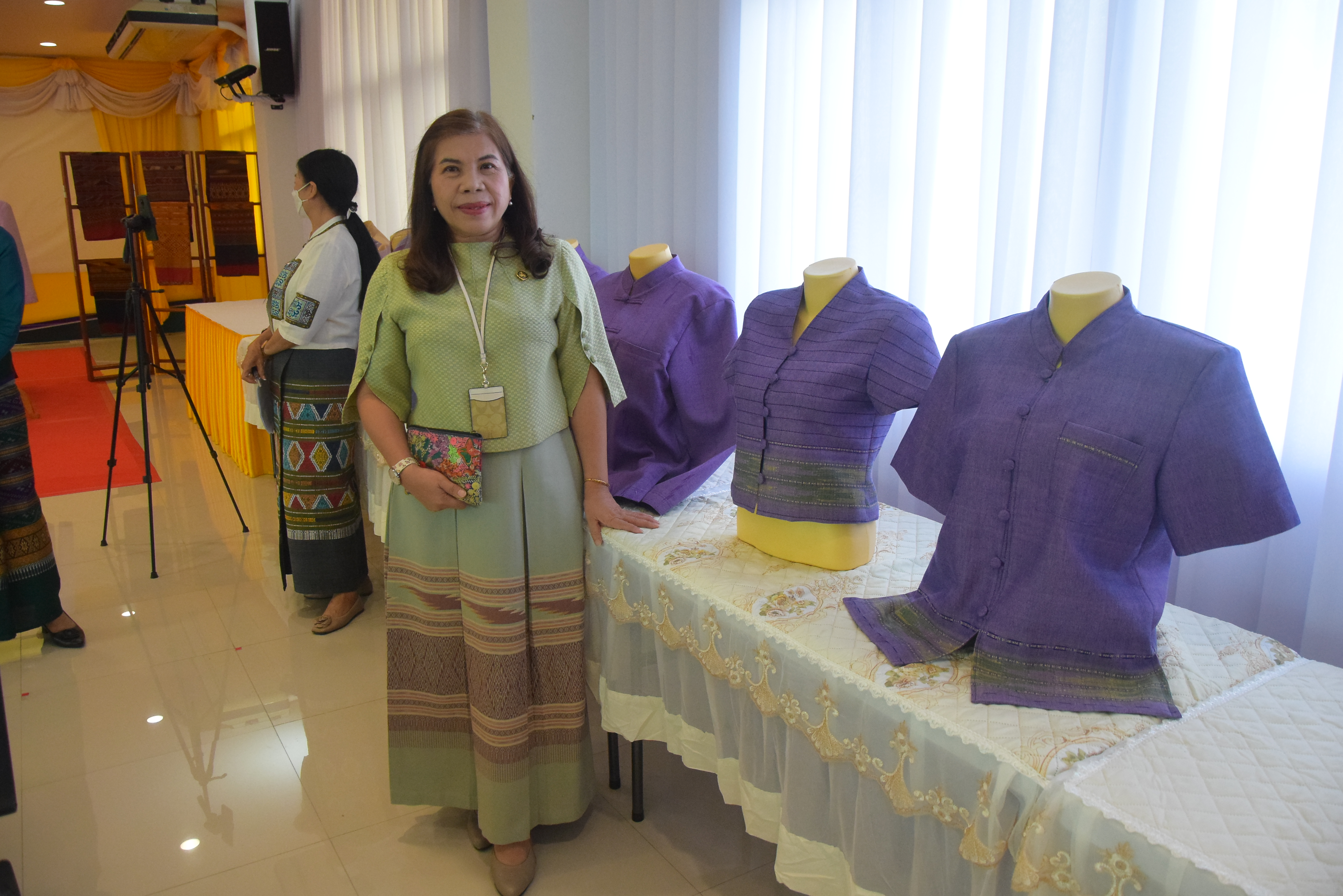 ☆☆☆สร้างสรรค์ชุมชน คนพช.น่าน☆☆☆ จังหวัดน่านจัดกิจกรรมการประกวดการออกแบบชุดประจำจังหวัดด้วยผ้าลายน้ำไหล ลายอัตลักษณ์น่าน (ทั้งแบบสตรี – แบบบุรุษ) เพื่อเป็นการขับเคลื่อนการอนุรักษ์และพัฒนาผ้าทอลายอัตลักษณ์น่าน