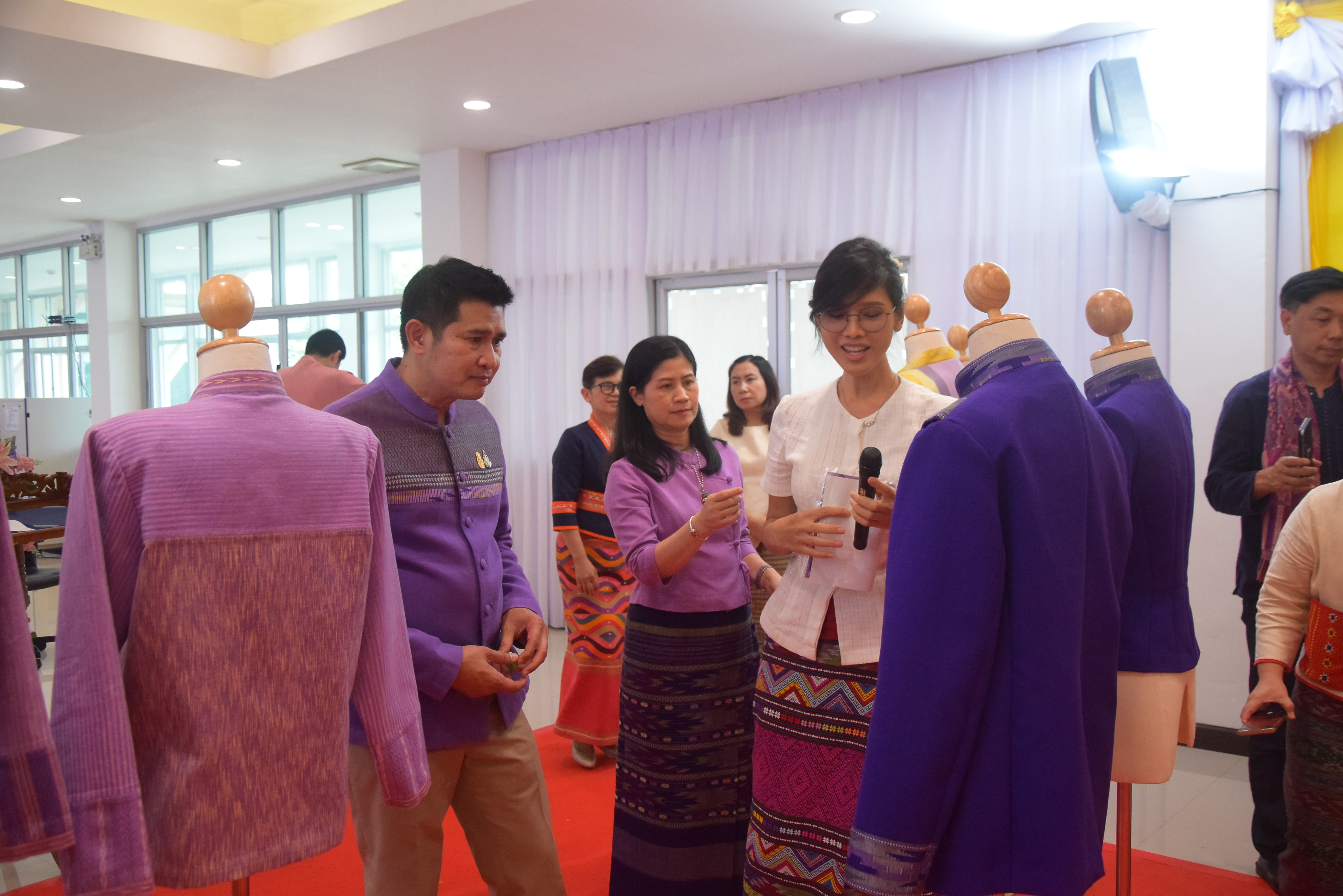 ☆☆☆สร้างสรรค์ชุมชน คนพช.น่าน☆☆☆ จังหวัดน่านจัดกิจกรรมการประกวดการออกแบบชุดประจำจังหวัดด้วยผ้าลายน้ำไหล ลายอัตลักษณ์น่าน (ทั้งแบบสตรี – แบบบุรุษ) เพื่อเป็นการขับเคลื่อนการอนุรักษ์และพัฒนาผ้าทอลายอัตลักษณ์น่าน