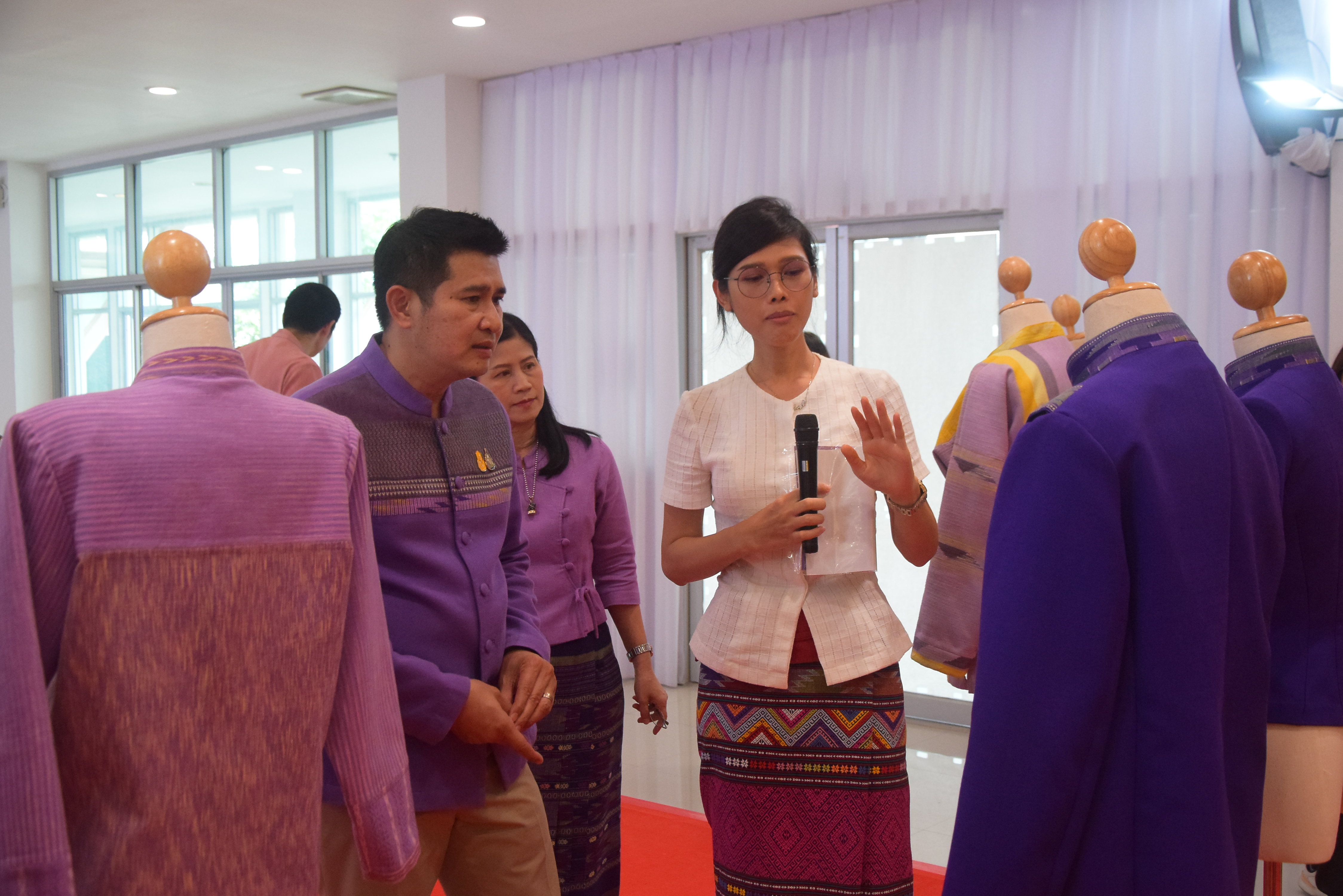 ☆☆☆สร้างสรรค์ชุมชน คนพช.น่าน☆☆☆ จังหวัดน่านจัดกิจกรรมการประกวดการออกแบบชุดประจำจังหวัดด้วยผ้าลายน้ำไหล ลายอัตลักษณ์น่าน (ทั้งแบบสตรี – แบบบุรุษ) เพื่อเป็นการขับเคลื่อนการอนุรักษ์และพัฒนาผ้าทอลายอัตลักษณ์น่าน