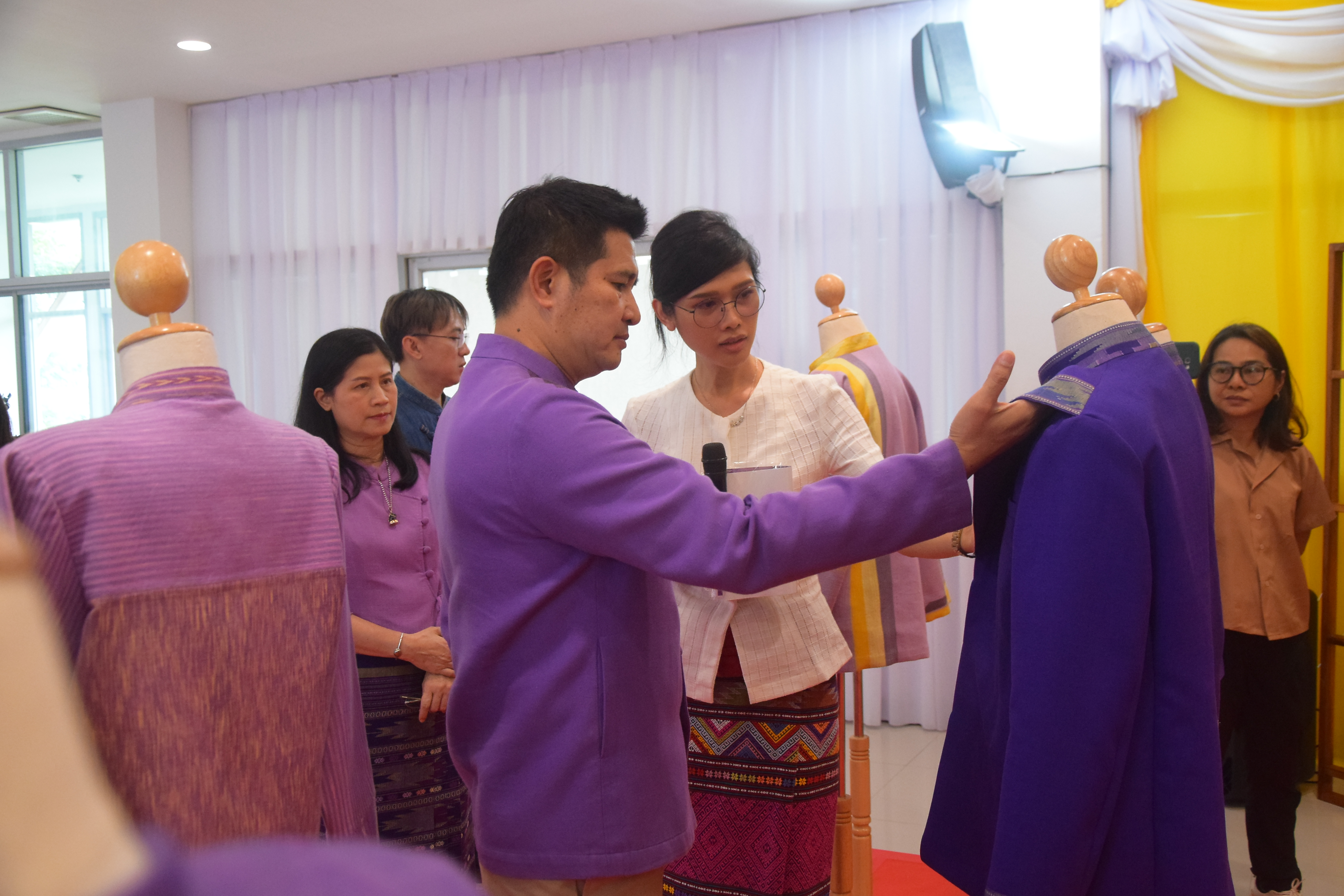 ☆☆☆สร้างสรรค์ชุมชน คนพช.น่าน☆☆☆ จังหวัดน่านจัดกิจกรรมการประกวดการออกแบบชุดประจำจังหวัดด้วยผ้าลายน้ำไหล ลายอัตลักษณ์น่าน (ทั้งแบบสตรี – แบบบุรุษ) เพื่อเป็นการขับเคลื่อนการอนุรักษ์และพัฒนาผ้าทอลายอัตลักษณ์น่าน