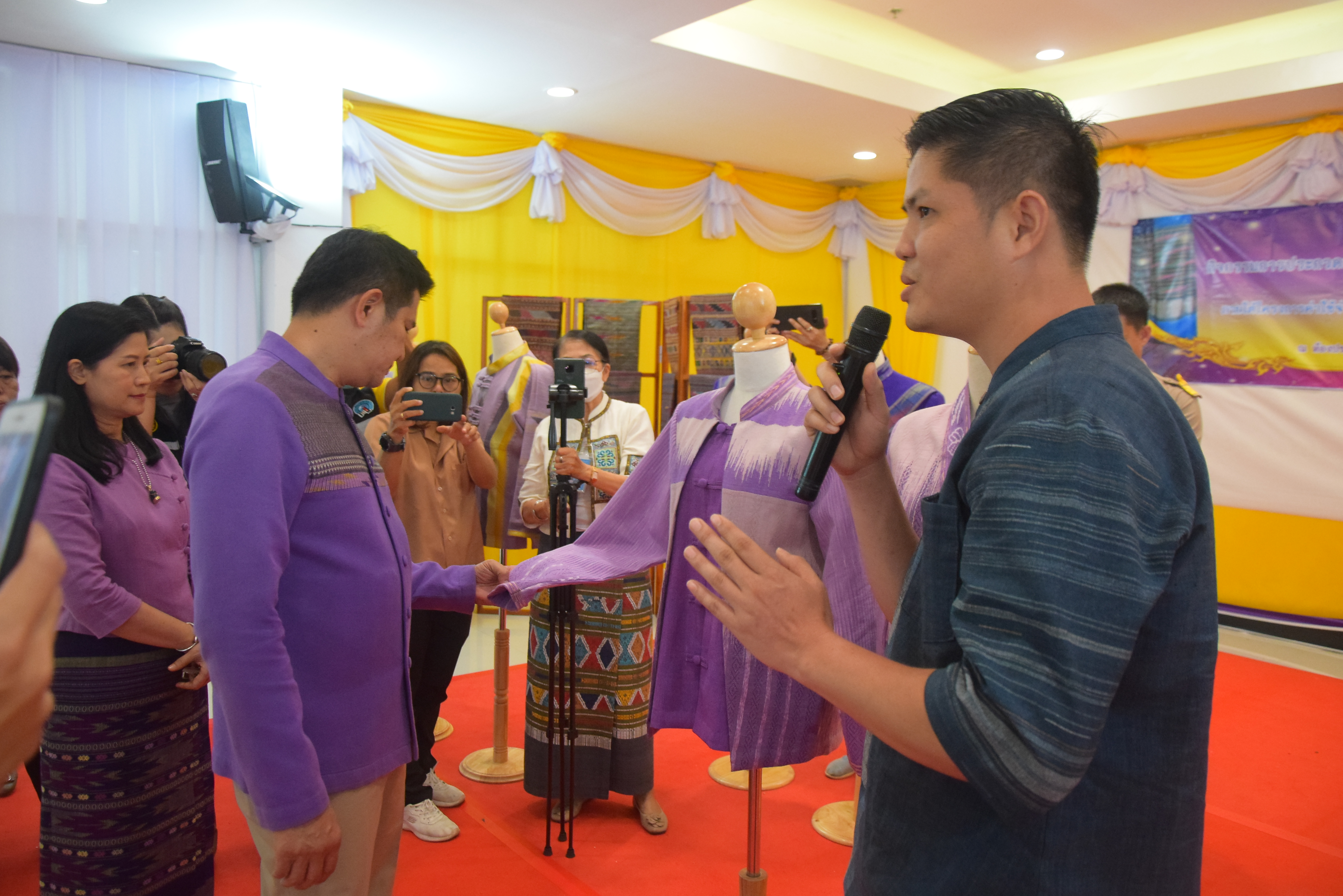 ☆☆☆สร้างสรรค์ชุมชน คนพช.น่าน☆☆☆ จังหวัดน่านจัดกิจกรรมการประกวดการออกแบบชุดประจำจังหวัดด้วยผ้าลายน้ำไหล ลายอัตลักษณ์น่าน (ทั้งแบบสตรี – แบบบุรุษ) เพื่อเป็นการขับเคลื่อนการอนุรักษ์และพัฒนาผ้าทอลายอัตลักษณ์น่าน