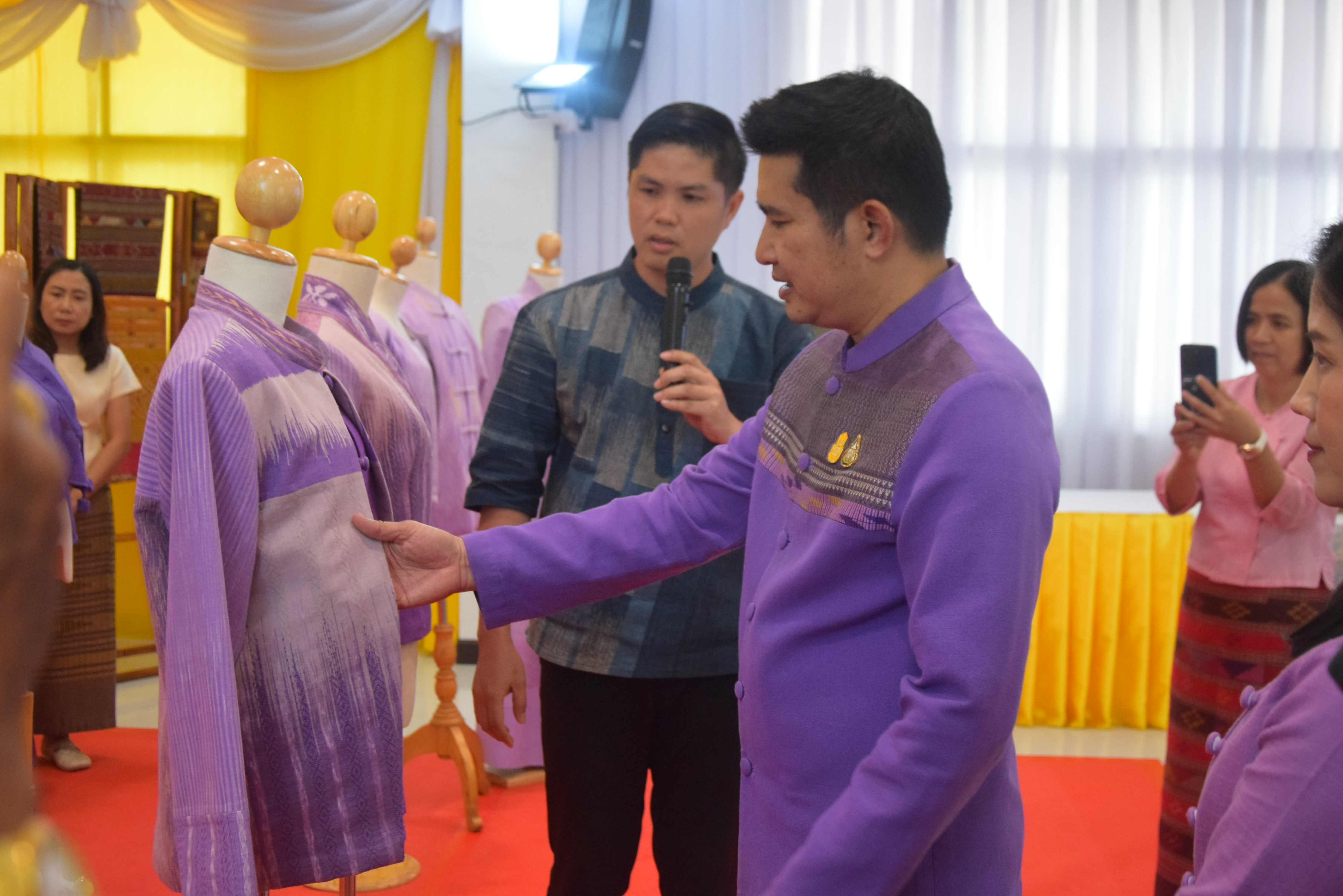 ☆☆☆สร้างสรรค์ชุมชน คนพช.น่าน☆☆☆ จังหวัดน่านจัดกิจกรรมการประกวดการออกแบบชุดประจำจังหวัดด้วยผ้าลายน้ำไหล ลายอัตลักษณ์น่าน (ทั้งแบบสตรี – แบบบุรุษ) เพื่อเป็นการขับเคลื่อนการอนุรักษ์และพัฒนาผ้าทอลายอัตลักษณ์น่าน