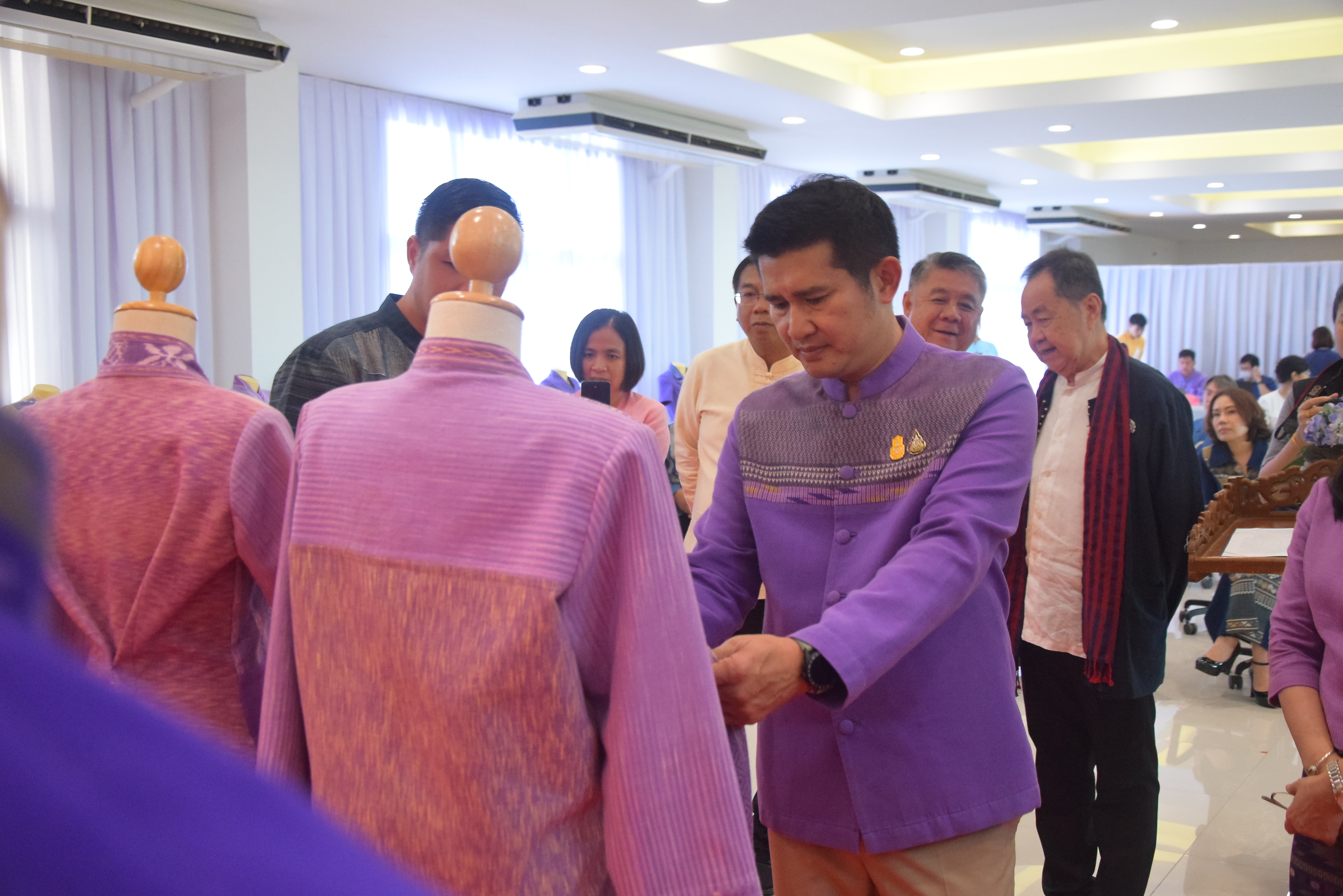 ☆☆☆สร้างสรรค์ชุมชน คนพช.น่าน☆☆☆ จังหวัดน่านจัดกิจกรรมการประกวดการออกแบบชุดประจำจังหวัดด้วยผ้าลายน้ำไหล ลายอัตลักษณ์น่าน (ทั้งแบบสตรี – แบบบุรุษ) เพื่อเป็นการขับเคลื่อนการอนุรักษ์และพัฒนาผ้าทอลายอัตลักษณ์น่าน