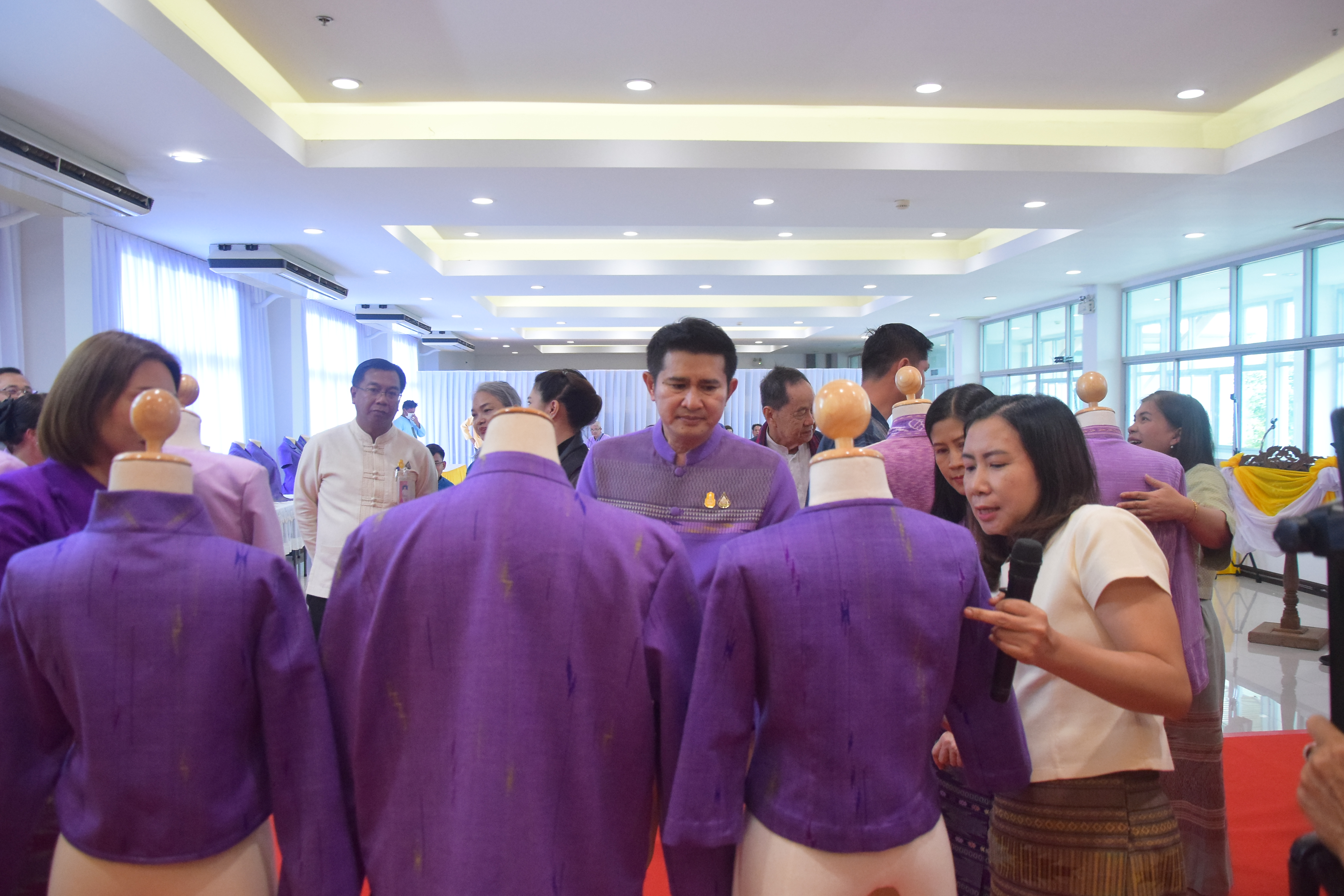 ☆☆☆สร้างสรรค์ชุมชน คนพช.น่าน☆☆☆ จังหวัดน่านจัดกิจกรรมการประกวดการออกแบบชุดประจำจังหวัดด้วยผ้าลายน้ำไหล ลายอัตลักษณ์น่าน (ทั้งแบบสตรี – แบบบุรุษ) เพื่อเป็นการขับเคลื่อนการอนุรักษ์และพัฒนาผ้าทอลายอัตลักษณ์น่าน