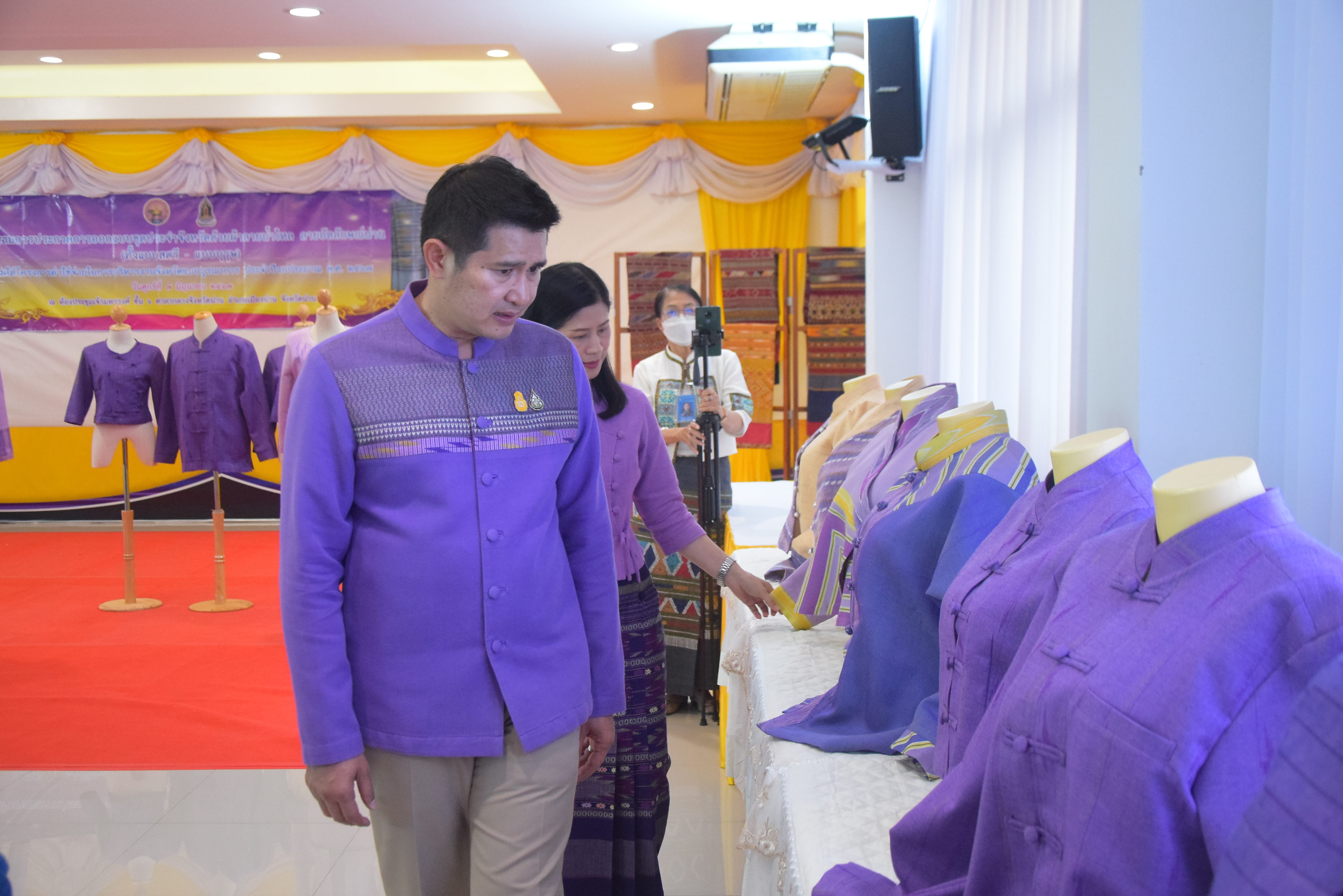 ☆☆☆สร้างสรรค์ชุมชน คนพช.น่าน☆☆☆ จังหวัดน่านจัดกิจกรรมการประกวดการออกแบบชุดประจำจังหวัดด้วยผ้าลายน้ำไหล ลายอัตลักษณ์น่าน (ทั้งแบบสตรี – แบบบุรุษ) เพื่อเป็นการขับเคลื่อนการอนุรักษ์และพัฒนาผ้าทอลายอัตลักษณ์น่าน