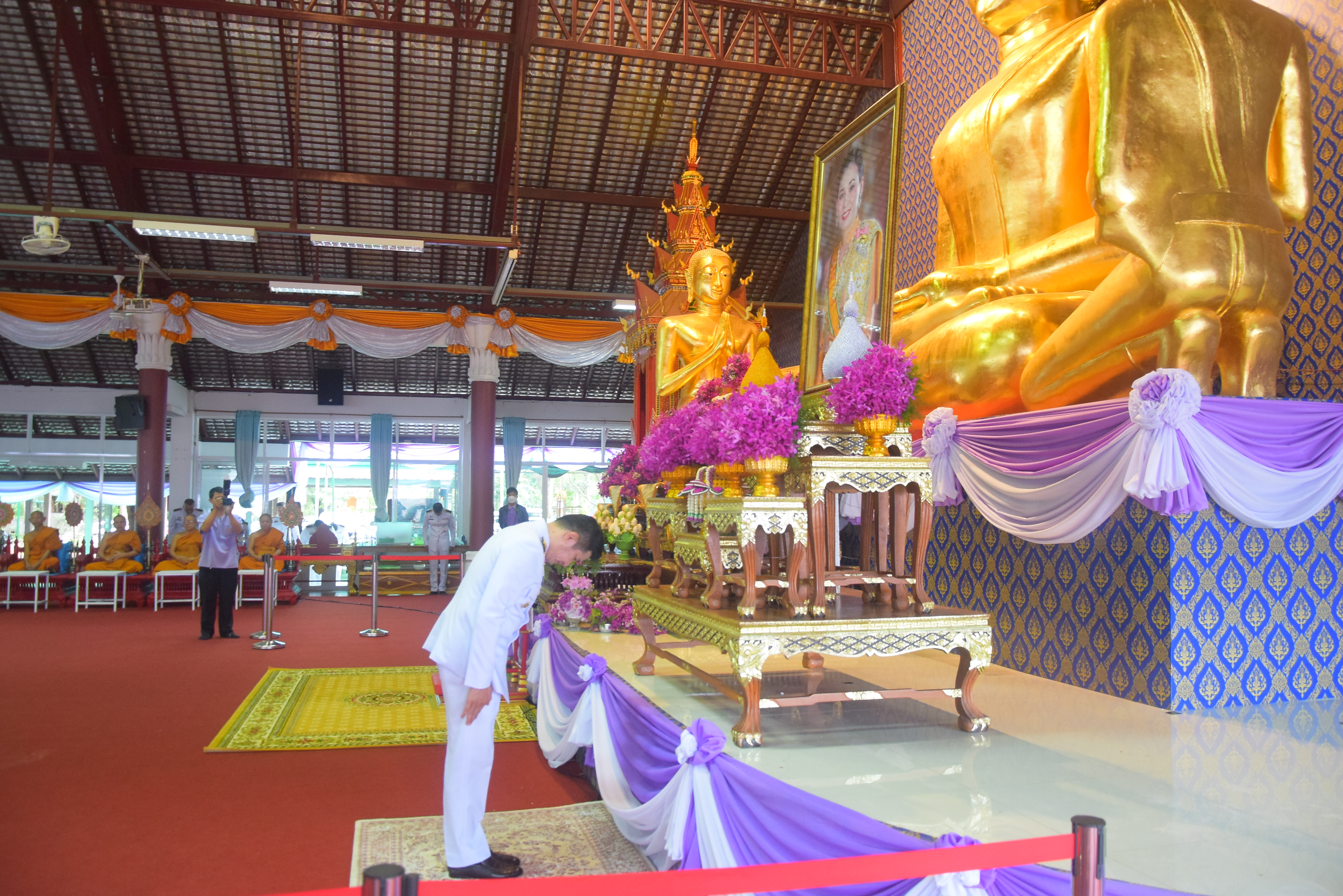พช.น่าน ร่วมพิธีทำบุญตักบาตรถวายพระกุศล เฉลิมพระเกียรติสมเด็จพระนางเจ้าฯ พระบรมราชินี เนื่องในโอกาสวันเฉลิมพระชนมพรรษา 3 มิถุนายน 2567