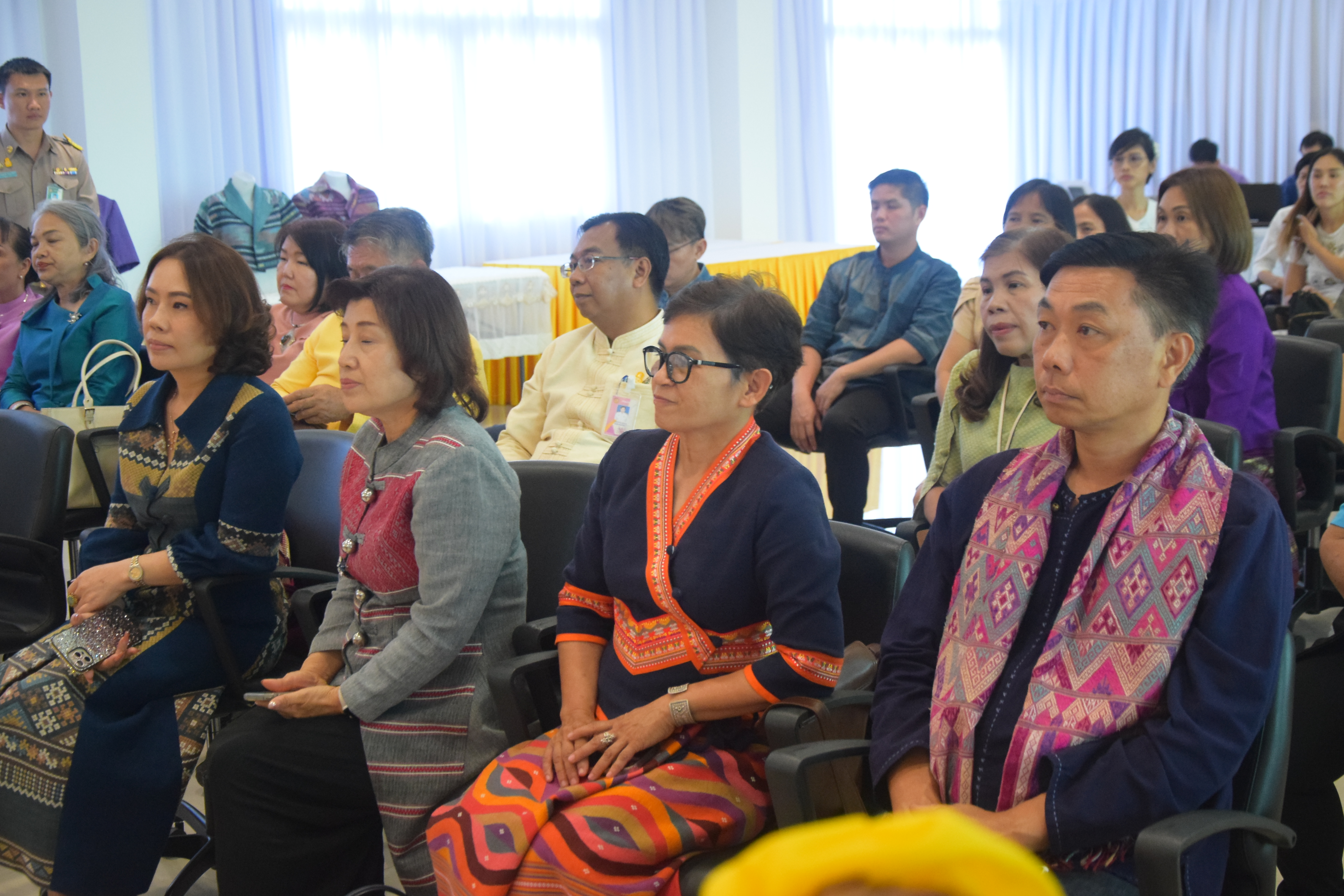 ☆☆☆สร้างสรรค์ชุมชน คนพช.น่าน☆☆☆ จังหวัดน่านจัดกิจกรรมการประกวดการออกแบบชุดประจำจังหวัดด้วยผ้าลายน้ำไหล ลายอัตลักษณ์น่าน (ทั้งแบบสตรี – แบบบุรุษ) เพื่อเป็นการขับเคลื่อนการอนุรักษ์และพัฒนาผ้าทอลายอัตลักษณ์น่าน