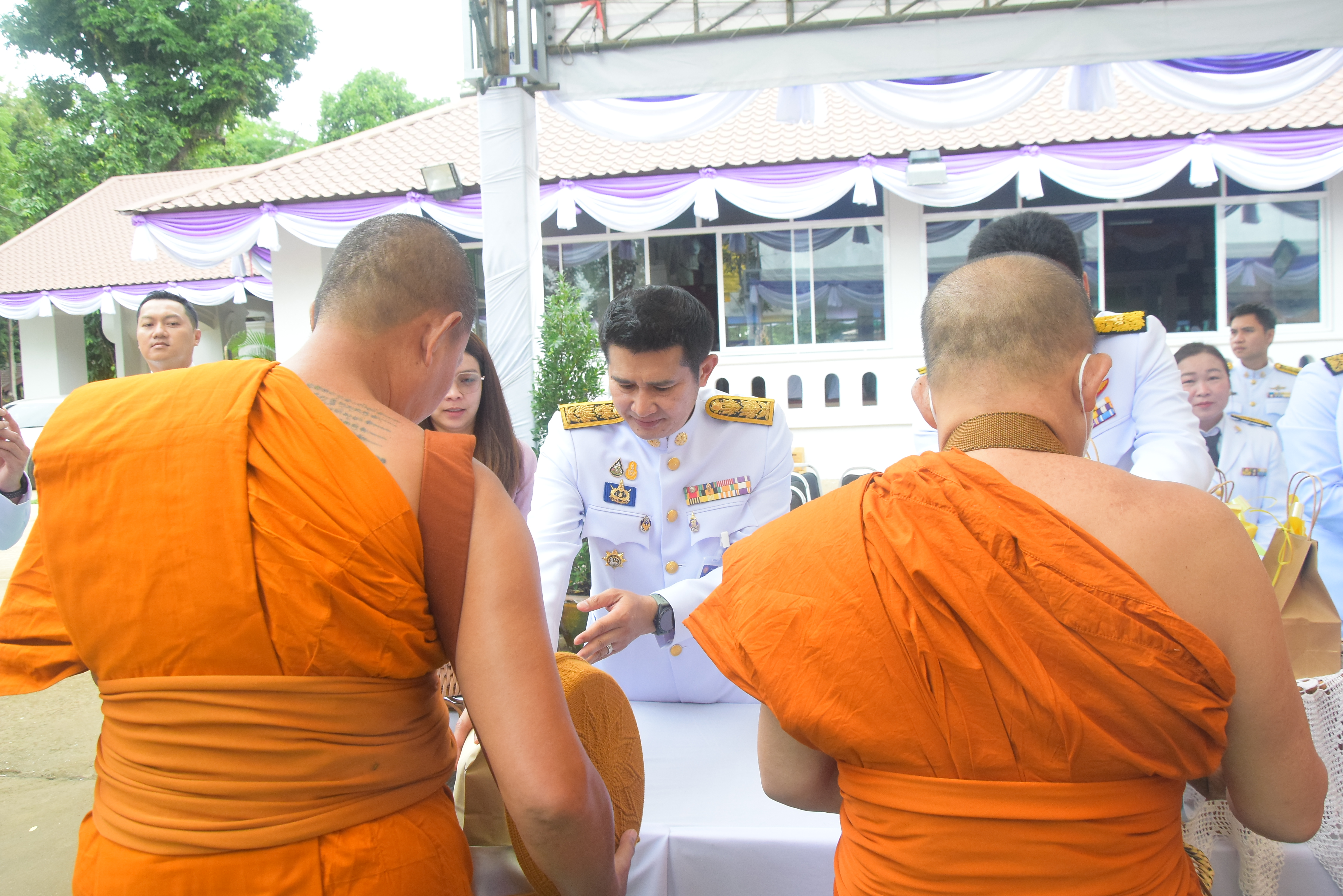 พช.น่าน ร่วมพิธีทำบุญตักบาตรถวายพระกุศล เฉลิมพระเกียรติสมเด็จพระนางเจ้าฯ พระบรมราชินี เนื่องในโอกาสวันเฉลิมพระชนมพรรษา 3 มิถุนายน 2567