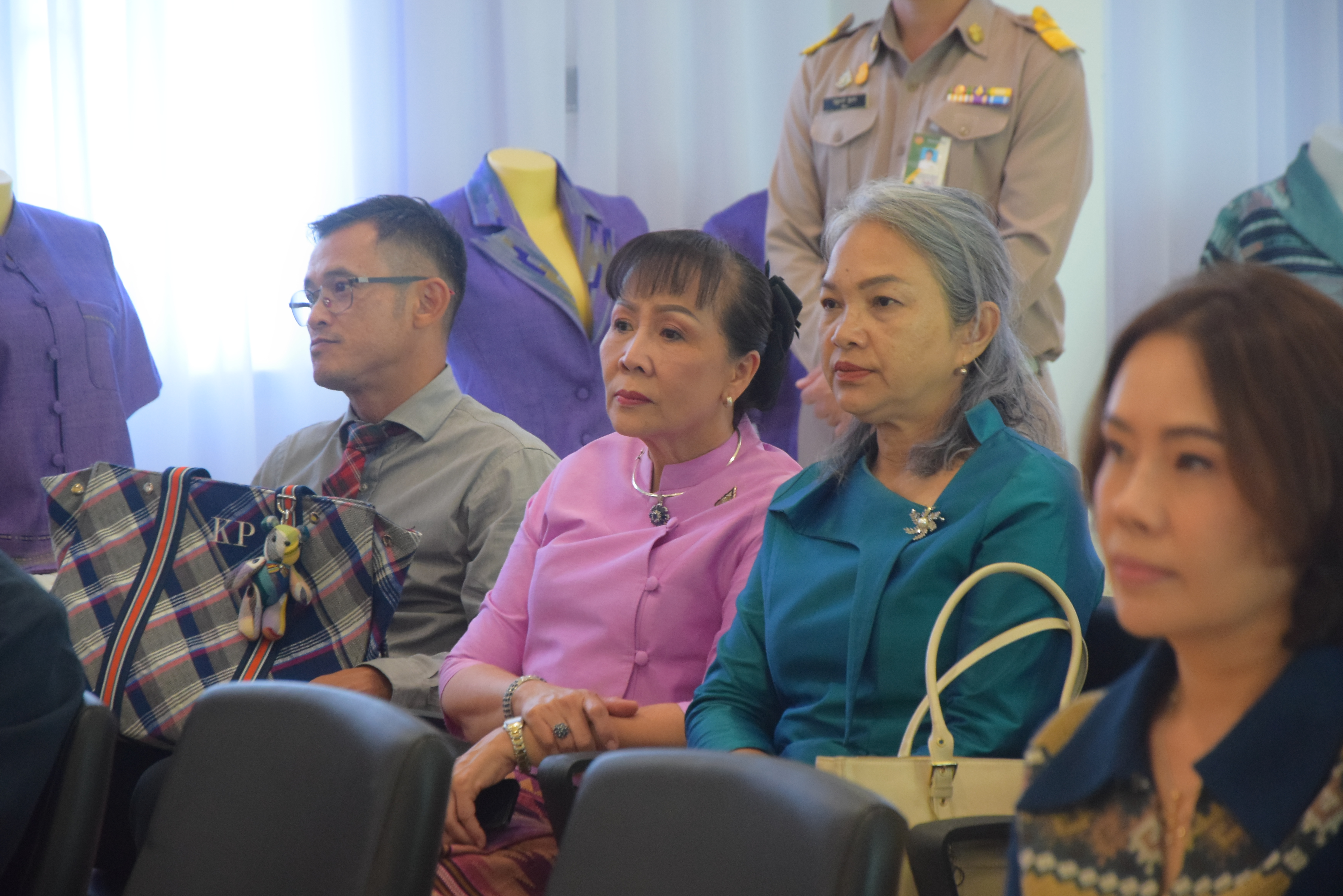 ☆☆☆สร้างสรรค์ชุมชน คนพช.น่าน☆☆☆ จังหวัดน่านจัดกิจกรรมการประกวดการออกแบบชุดประจำจังหวัดด้วยผ้าลายน้ำไหล ลายอัตลักษณ์น่าน (ทั้งแบบสตรี – แบบบุรุษ) เพื่อเป็นการขับเคลื่อนการอนุรักษ์และพัฒนาผ้าทอลายอัตลักษณ์น่าน