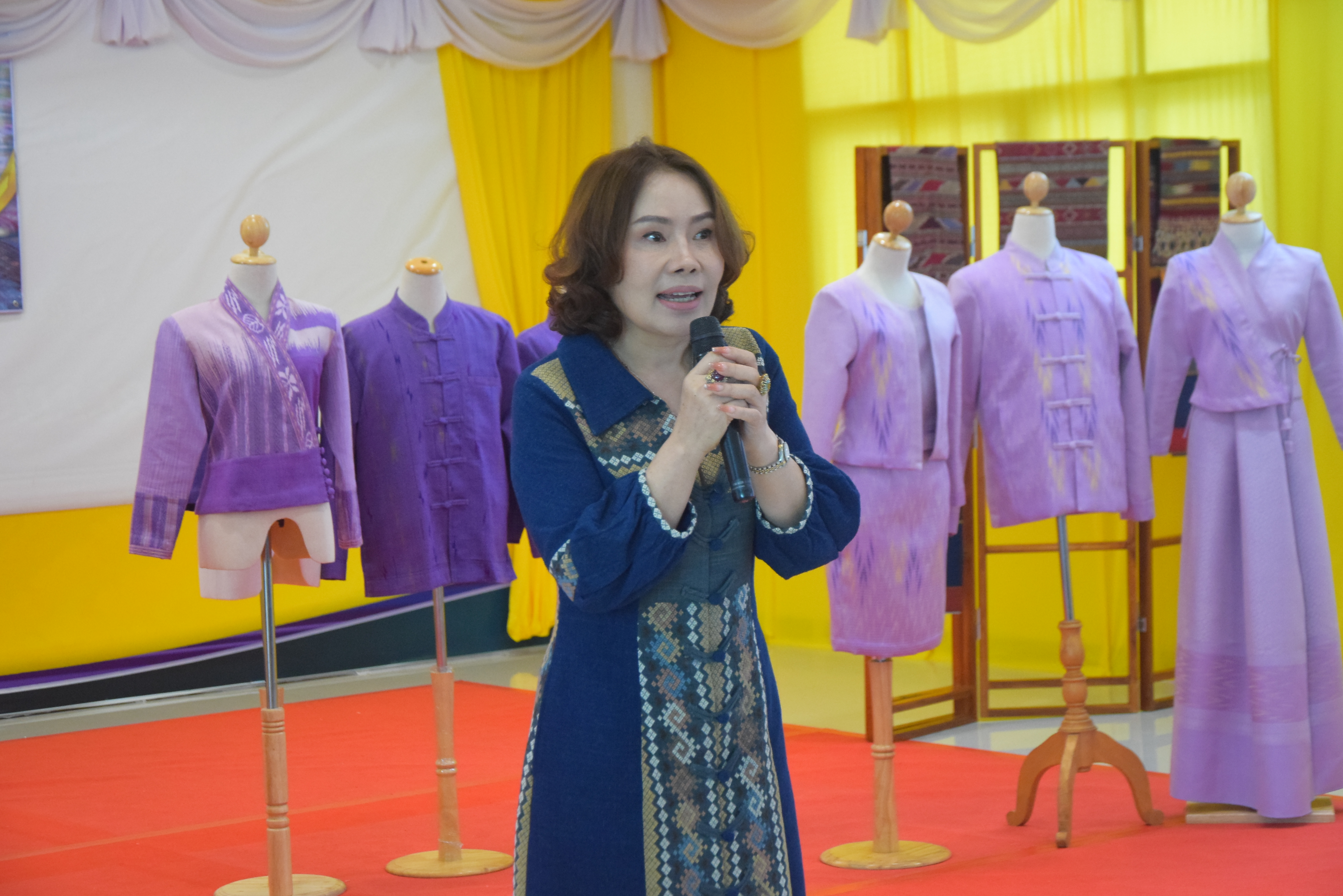 ☆☆☆สร้างสรรค์ชุมชน คนพช.น่าน☆☆☆ จังหวัดน่านจัดกิจกรรมการประกวดการออกแบบชุดประจำจังหวัดด้วยผ้าลายน้ำไหล ลายอัตลักษณ์น่าน (ทั้งแบบสตรี – แบบบุรุษ) เพื่อเป็นการขับเคลื่อนการอนุรักษ์และพัฒนาผ้าทอลายอัตลักษณ์น่าน