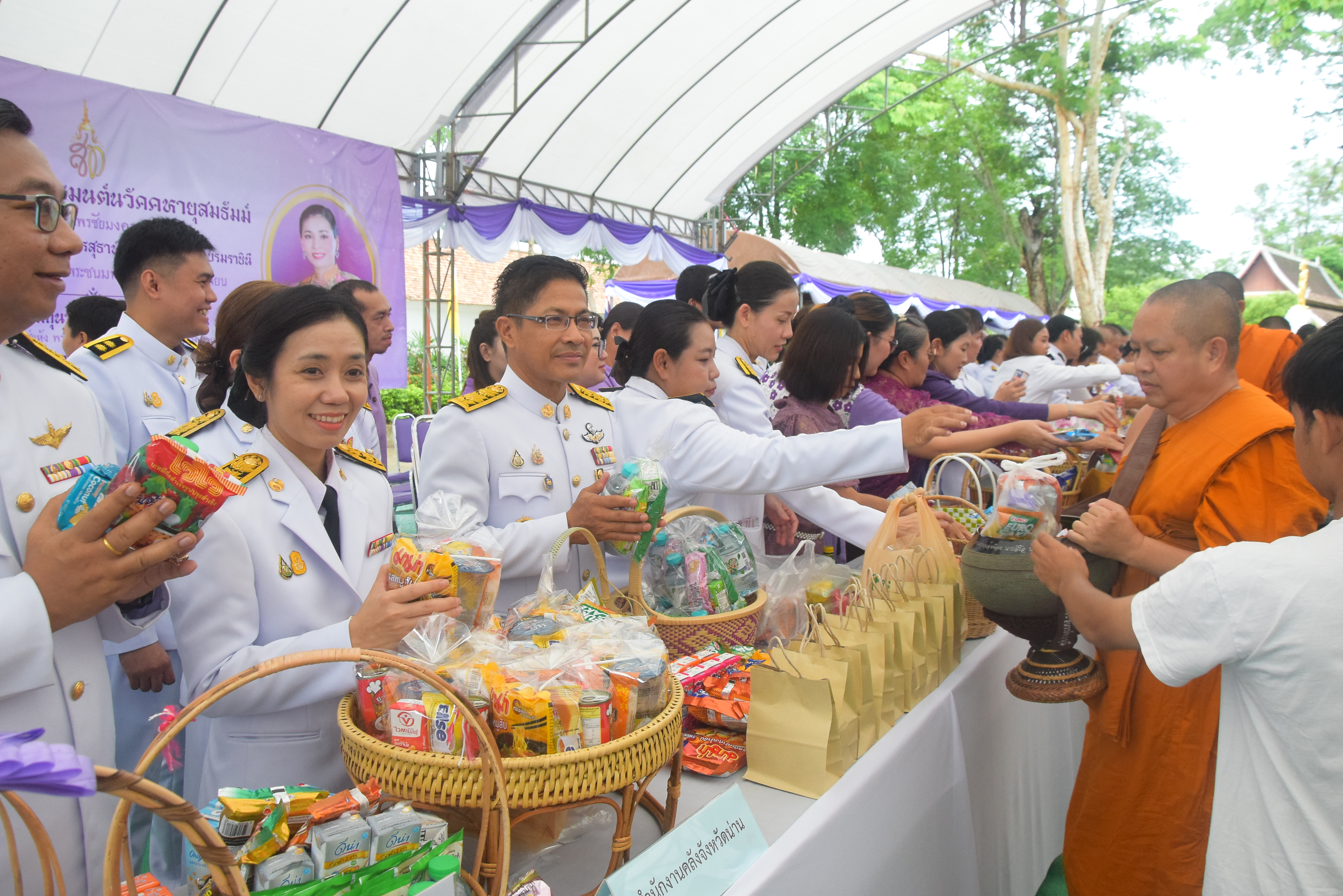 พช.น่าน ร่วมพิธีทำบุญตักบาตรถวายพระกุศล เฉลิมพระเกียรติสมเด็จพระนางเจ้าฯ พระบรมราชินี เนื่องในโอกาสวันเฉลิมพระชนมพรรษา 3 มิถุนายน 2567