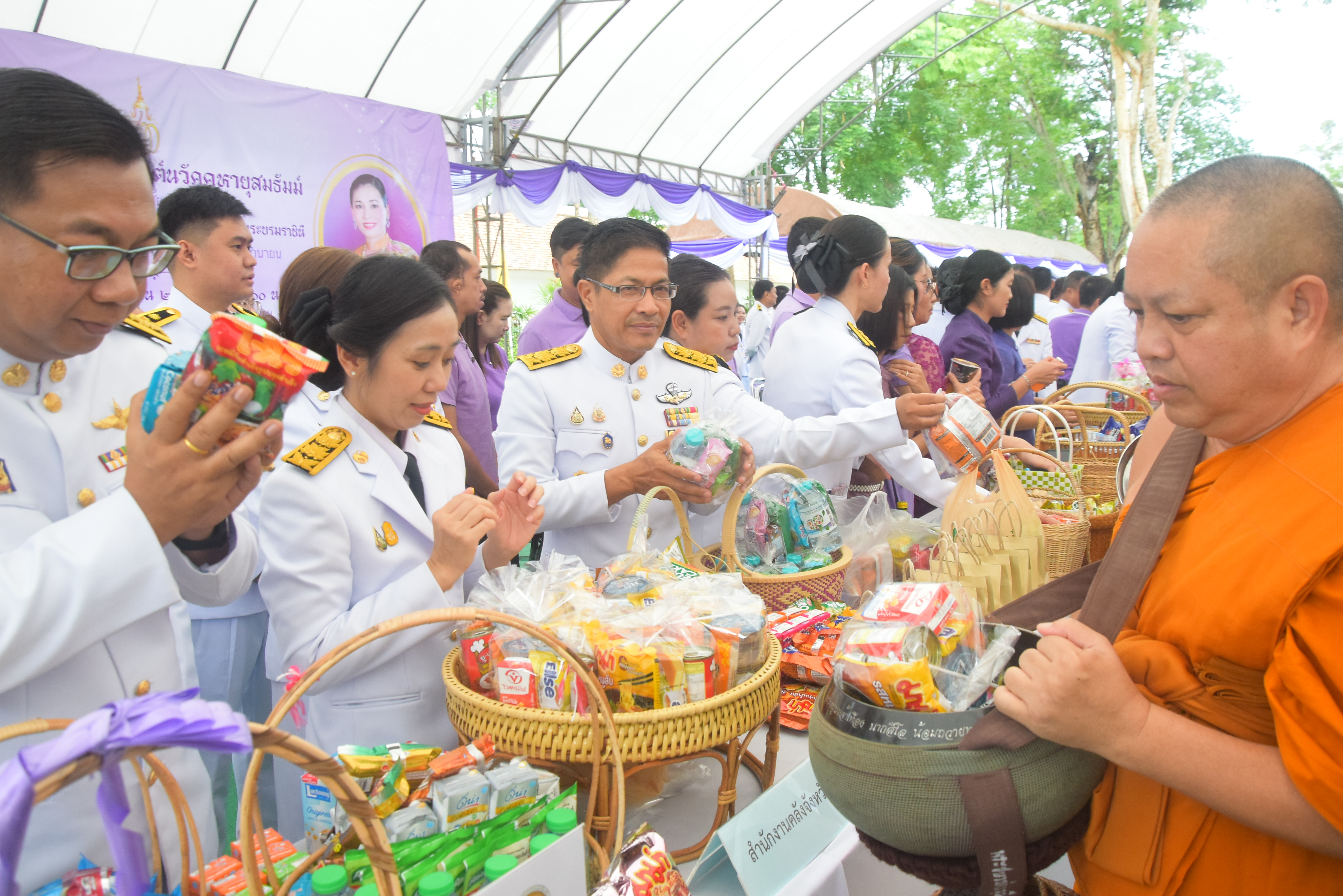 พช.น่าน ร่วมพิธีทำบุญตักบาตรถวายพระกุศล เฉลิมพระเกียรติสมเด็จพระนางเจ้าฯ พระบรมราชินี เนื่องในโอกาสวันเฉลิมพระชนมพรรษา 3 มิถุนายน 2567