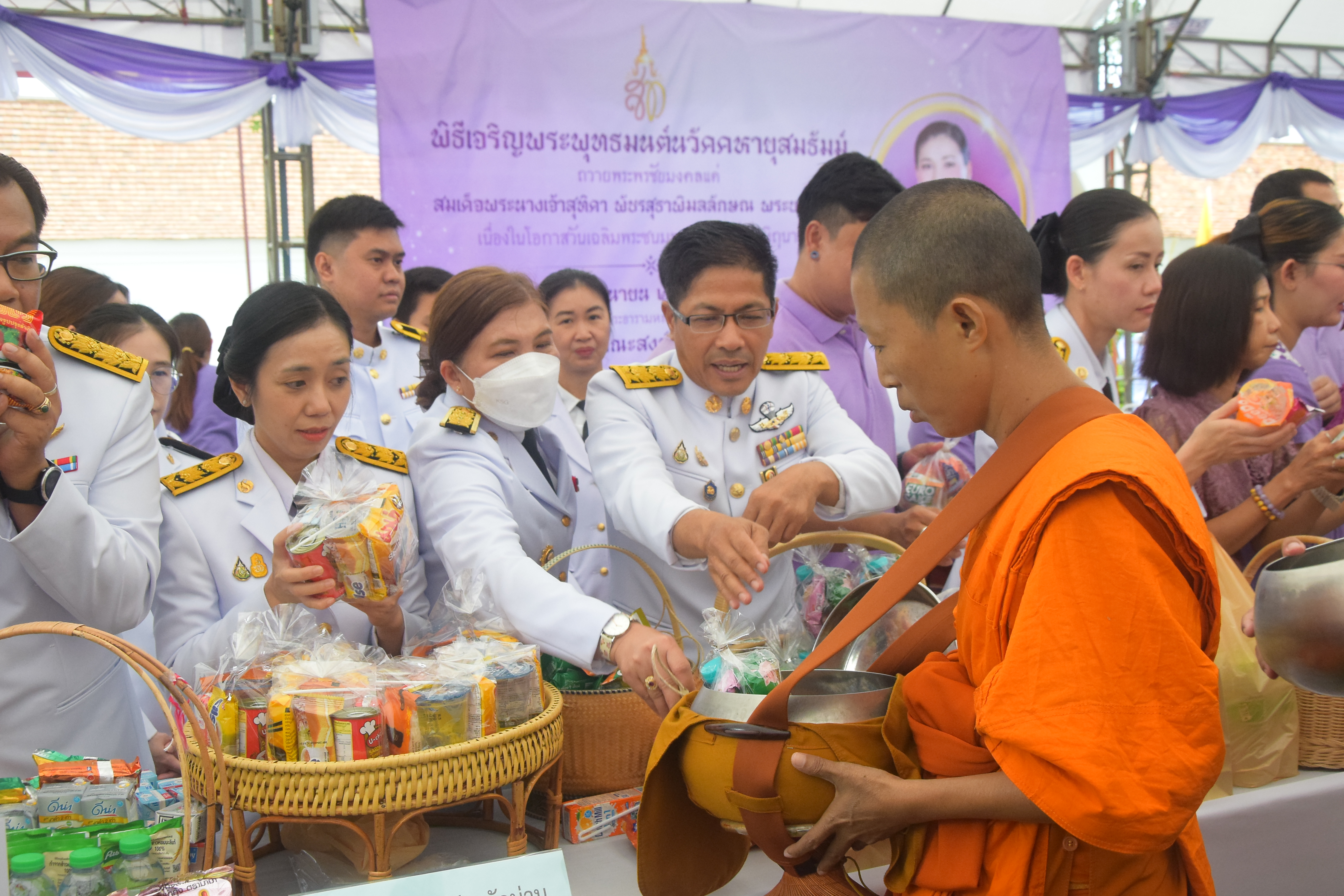 พช.น่าน ร่วมพิธีทำบุญตักบาตรถวายพระกุศล เฉลิมพระเกียรติสมเด็จพระนางเจ้าฯ พระบรมราชินี เนื่องในโอกาสวันเฉลิมพระชนมพรรษา 3 มิถุนายน 2567