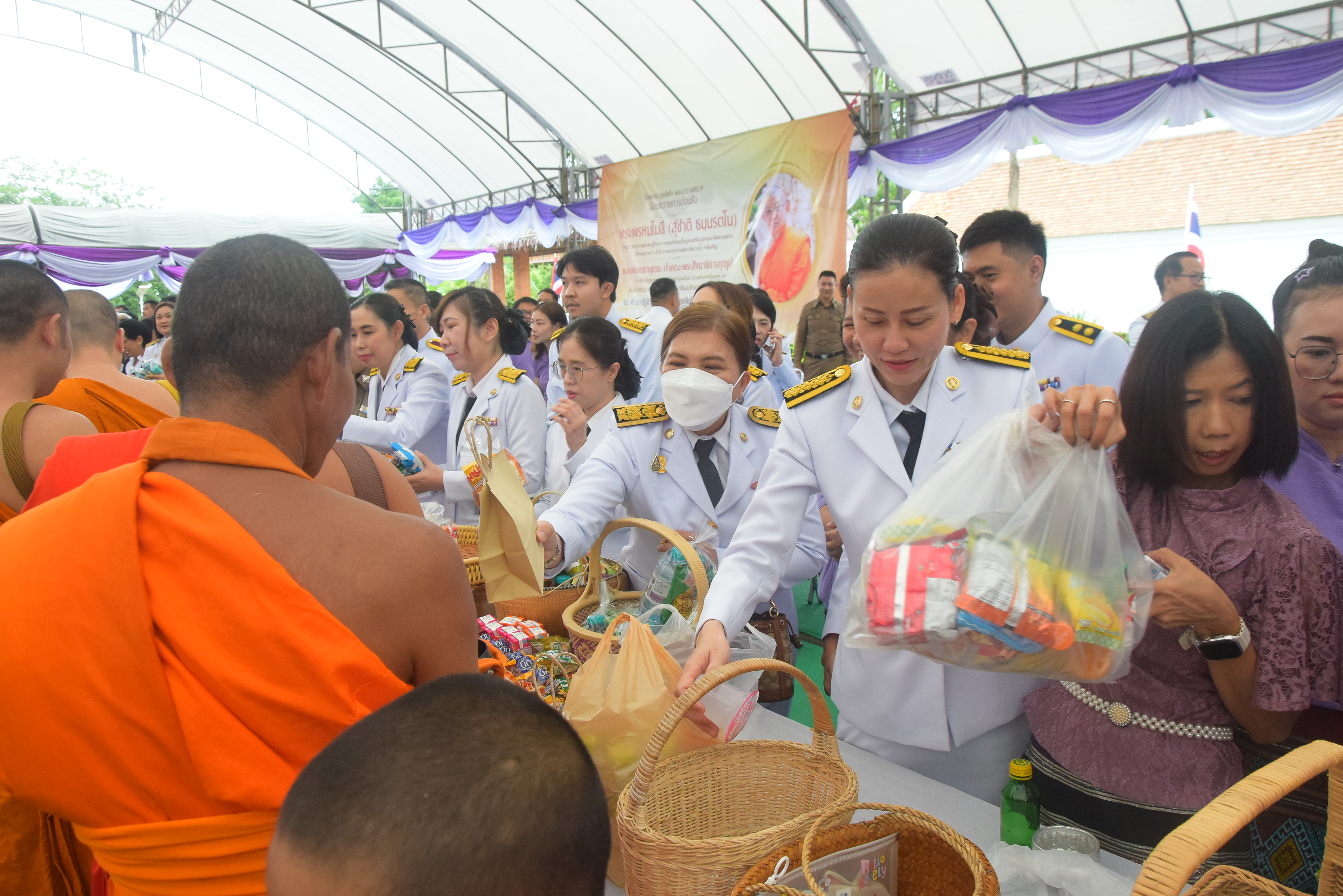 พช.น่าน ร่วมพิธีทำบุญตักบาตรถวายพระกุศล เฉลิมพระเกียรติสมเด็จพระนางเจ้าฯ พระบรมราชินี เนื่องในโอกาสวันเฉลิมพระชนมพรรษา 3 มิถุนายน 2567